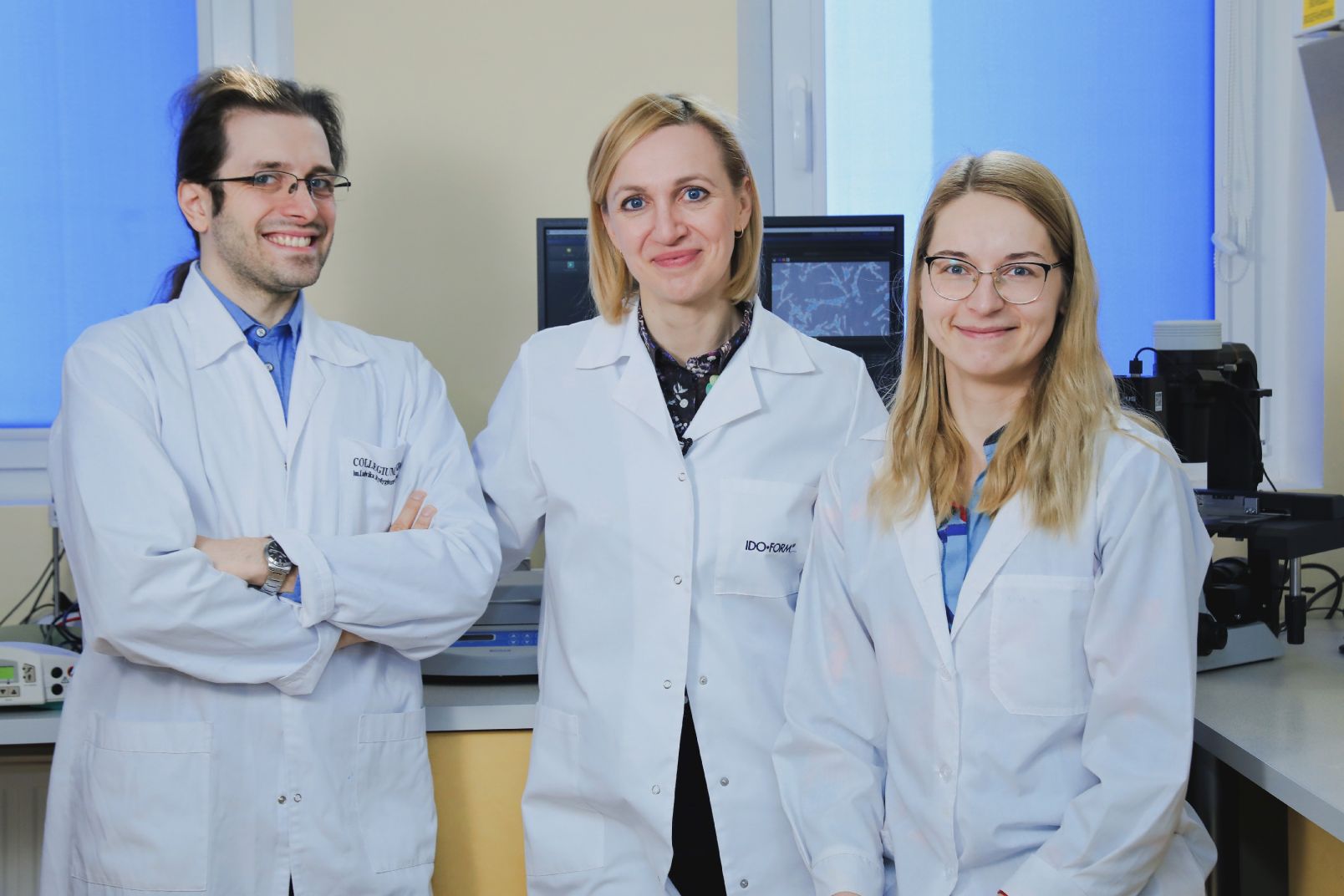 Od lewej mgr Łukasz Kaźmierski, dr hab. Anna Bajek, prof. UMK, i dr hab. Małgorzata Maj, prof. UMK z Zakładu Inżynierii Tkankowej stoją w laboratorium