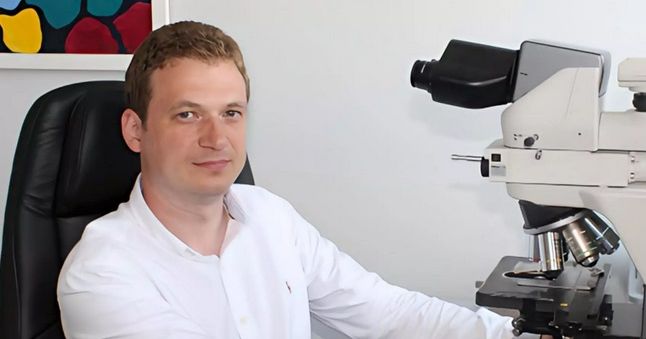 Prof. dr hab. Łukasz Szylberg pracuje na Wydziale Lekarskim w Katedrze Położnictwa, Chorób Kobiecych i Ginekologii Onkologicznej Zdjęcie profesora przy mikroskopie