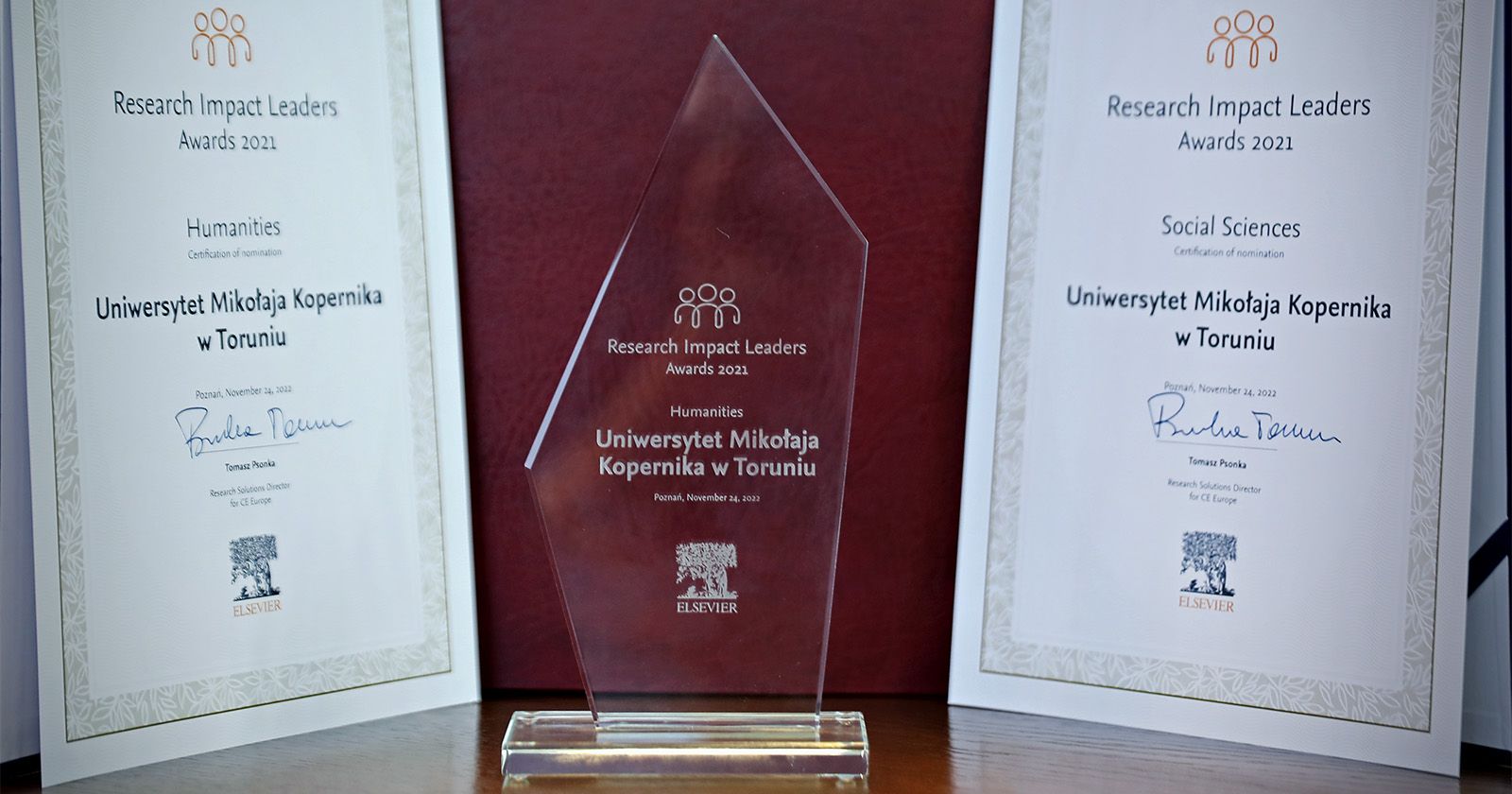 Uniwersytet Mikołaja Kopernika w Toruniu został doceniony w kategorii "Humanities" i "Social Sciences" Statuetka i dwa dyplomy Research Impact Leaders