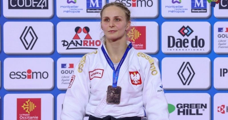 Angelika Szymańska z brązowym medalem mistrzostw Europy w judo Angelika Szymańska stoi z zawieszonym na szyi brązowym medalem mistrzostw Europy w judo