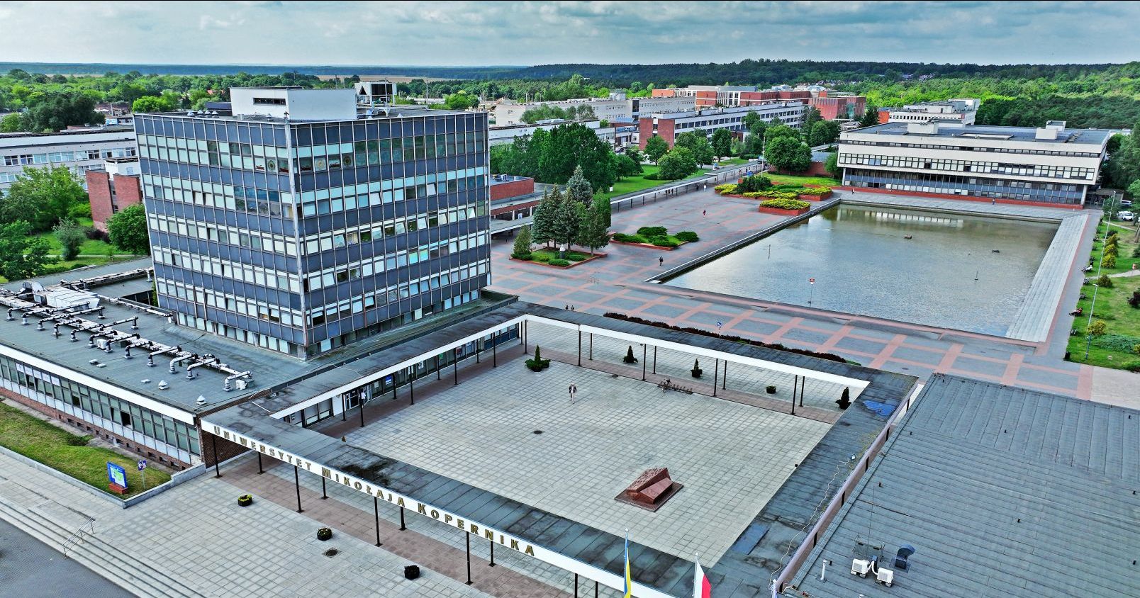 Kampus na Bielanach oficjalnie otwarto 2 października 1973 roku Kampus uniwersytecki widziany od strony Auli UMK z lotu ptaka