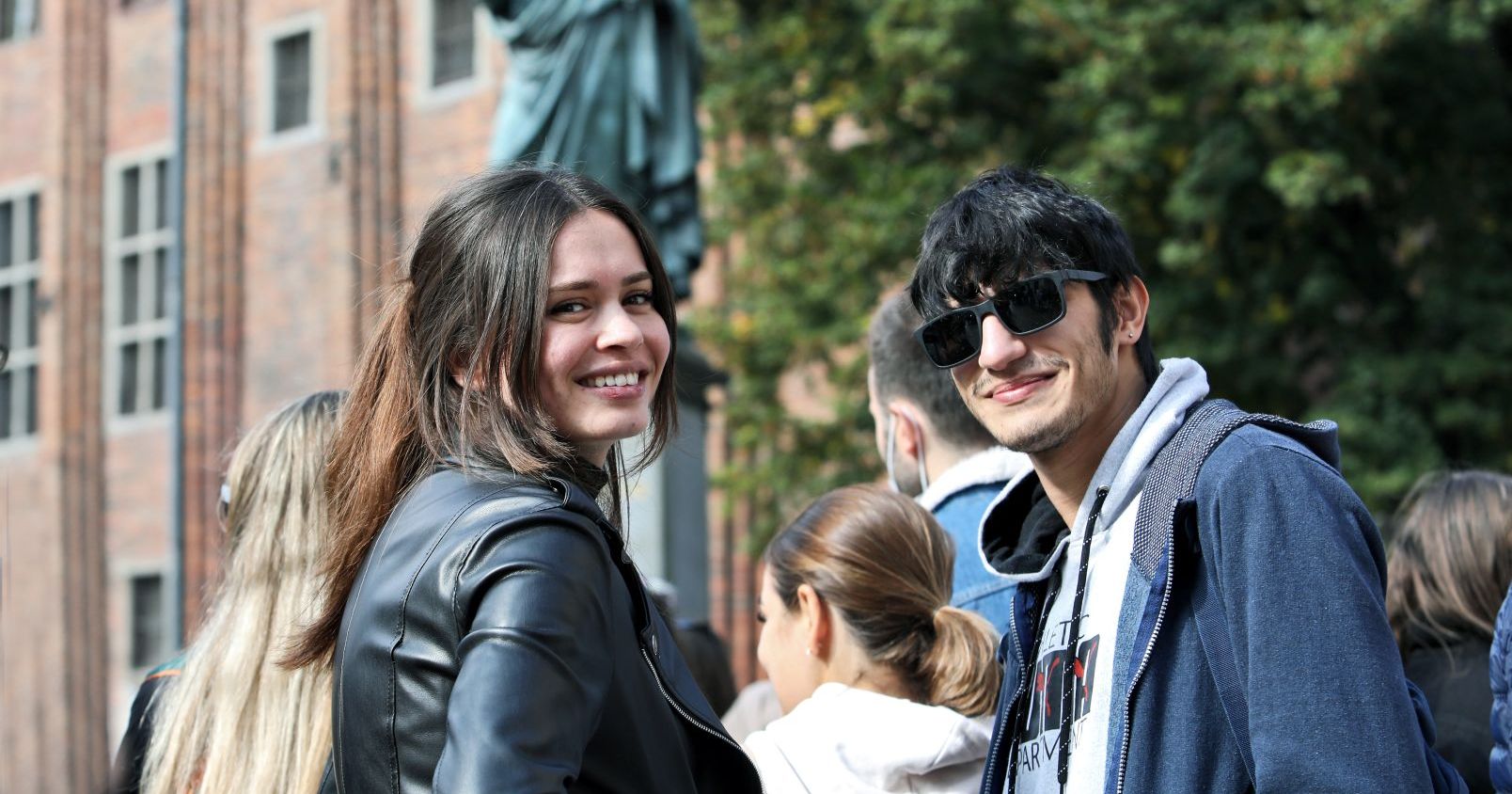  Dwoje studentów przy pomniku Mikołaja Kopernika