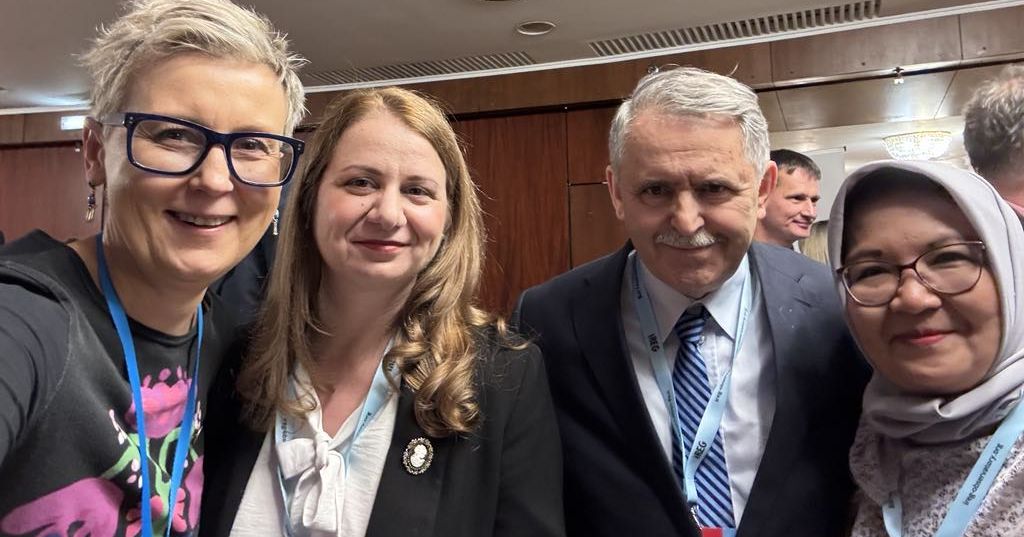 W Bukareszcie spotkali się eksperci i ekspertki z kilkunastu krajów. UMK reprezentowała dr hab. Magdalena Barwiołek, prof. UMK, prorektorka ds. kontaktów międzynarodowych. Selfie dr hab. Magdaleny Barwiołek, prof. UMK, prorektorki ds. kontaktów międzynarodowych, w towarzystwie trzech innych uczestników konferencji.