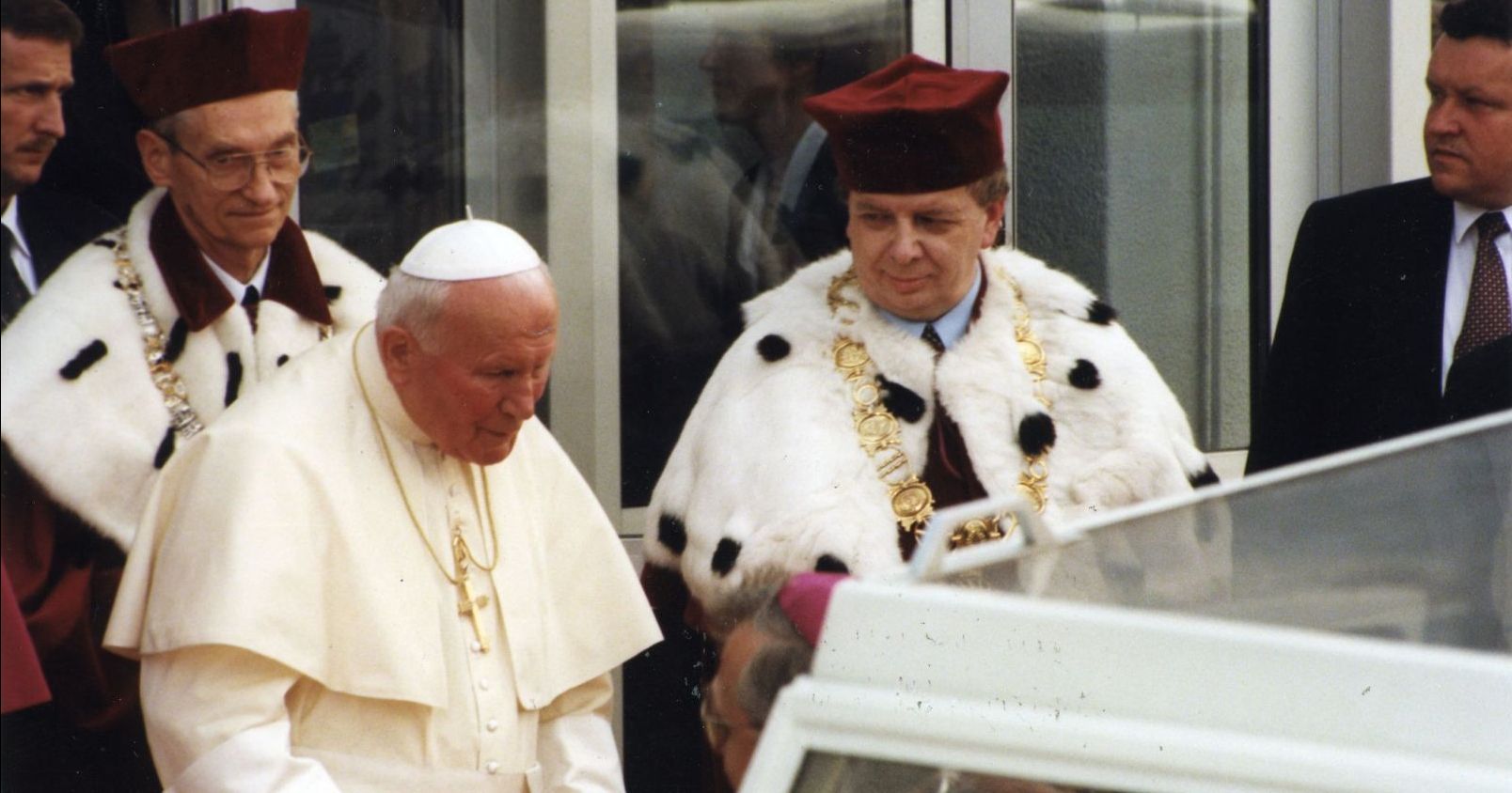 25 lat temu w auli UMK papież Jan Paweł II spotkał się z przedstawicielami nauki i rektorami uczelni wyższych w Polsce Papież Jan Paweł II stoi z władzami rektorskimi