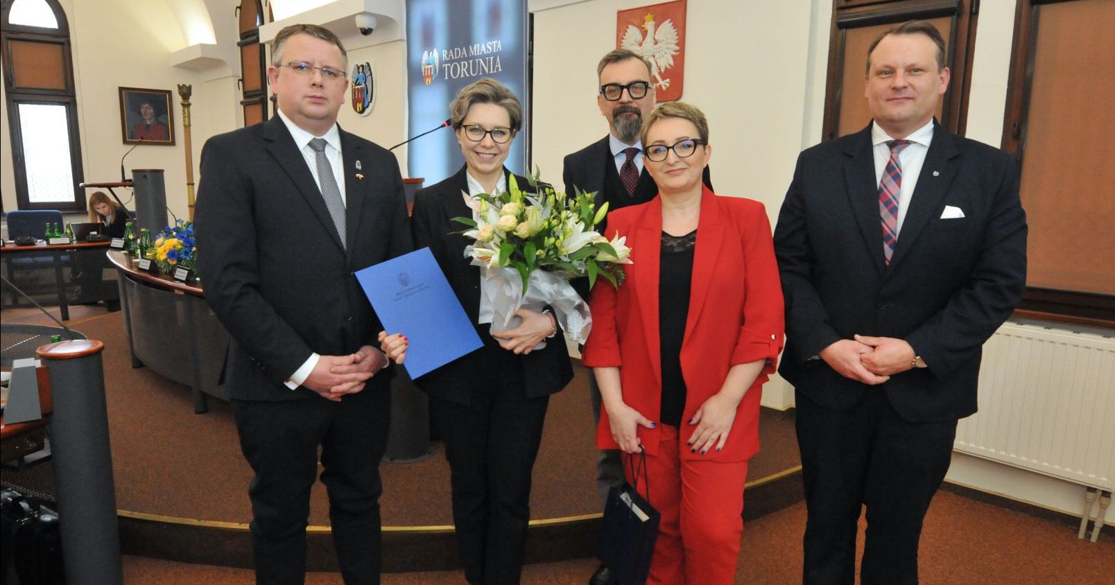 Prof. Joanna Kucharzewska, prorektorka ds. promocji i współpracy z otoczeniem społeczno-gospodarczym UMK z prezydium Rady Miasta: Łukaszem Walkuszem, Edytą Macieją-Morzuch, Michałem Jakubaszkiem oraz prof. Marcinem Czyżniewskim Prof. Joanna Kucharzewska, prorektorka ds. promocji i współpracy z otoczeniem społeczno-gospodarczym stoi z Łukaszem Walkuszem, Edytą Macieją-Morzuch, Michałem Jakubaszkiem oraz prof. Marcinem Czyżniewskim