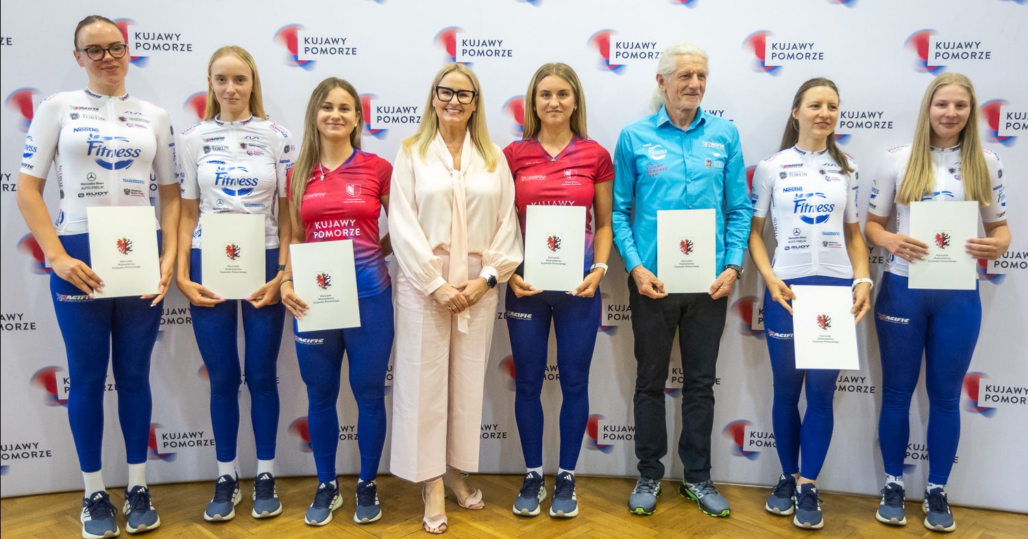 Laureatkami stypendium marszałka zostały m.in. zawodniczki TKK Pacific, które są także studentkami UMK Zdjęcie grupowe kolarek TKK Pacific, które zostały stypendystkami marszałka