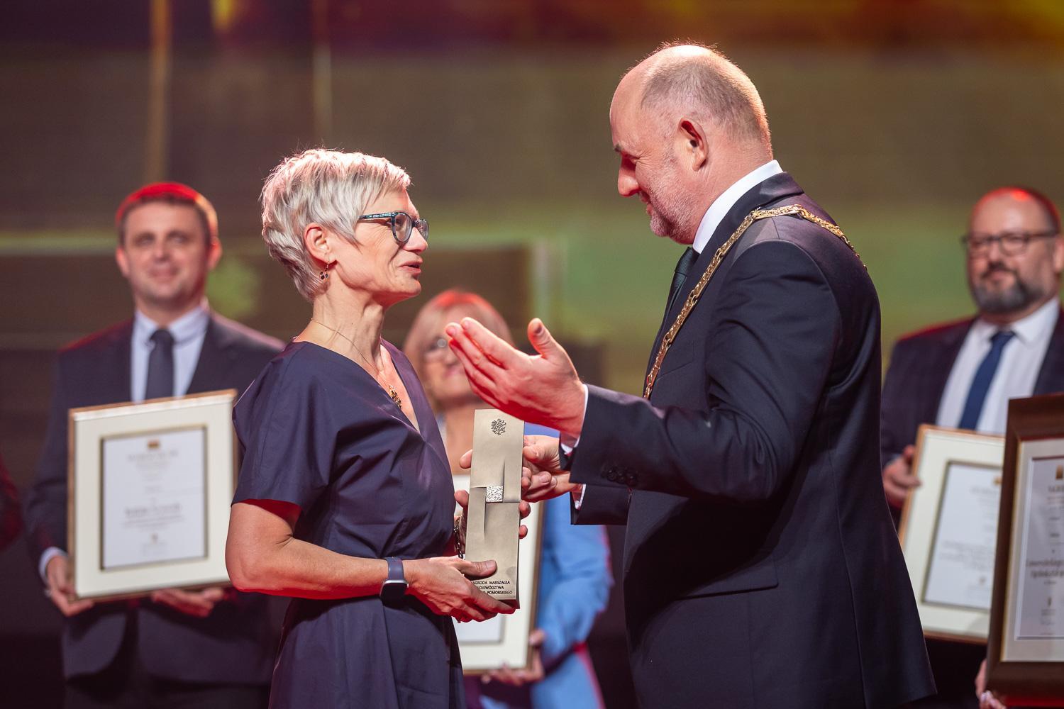 Dr Beata Trapnell-Sobolewska odbiera nagrodę od marszałka