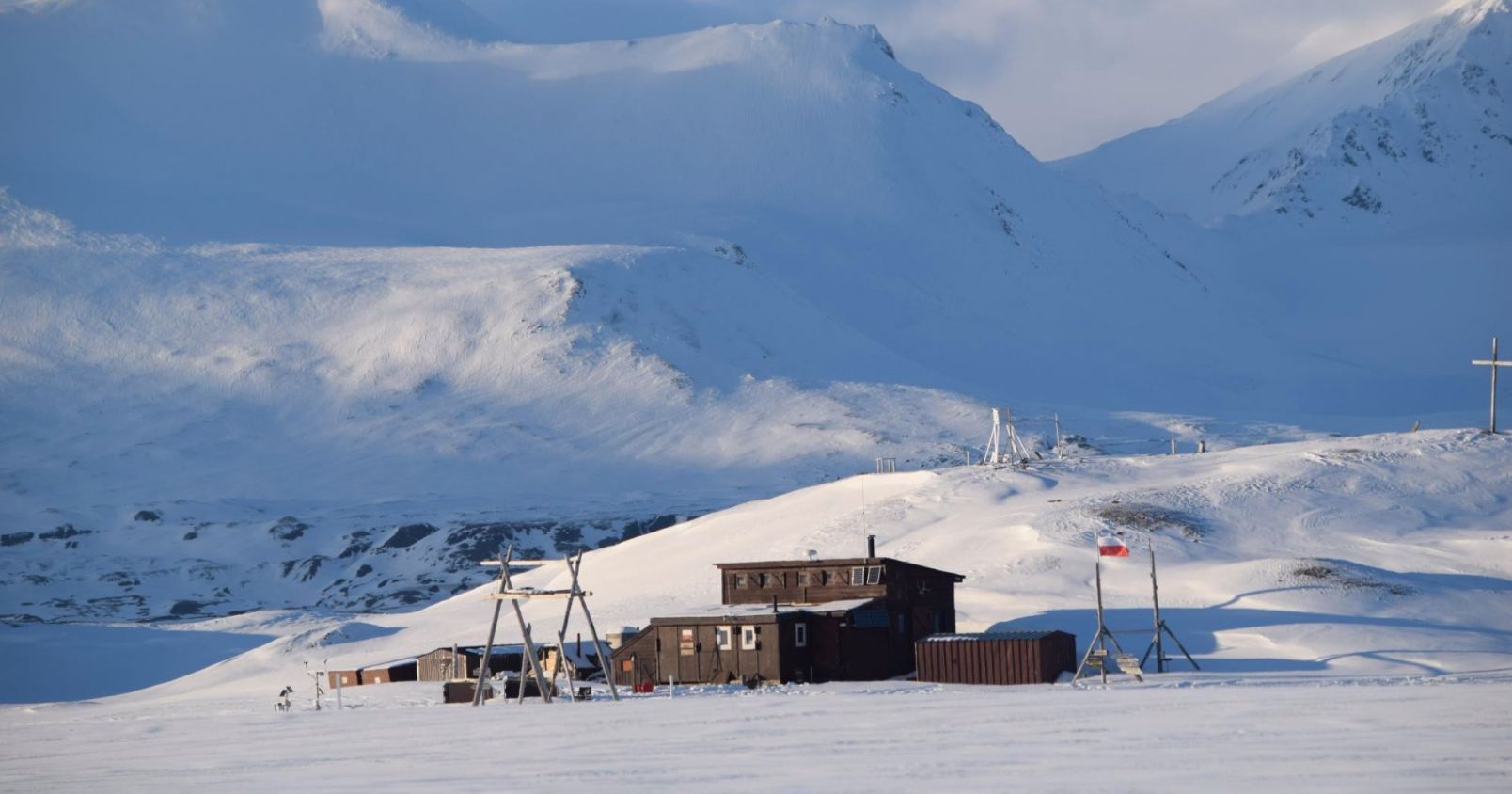 Stacja polarna na Spitsbergenie na tle ośnieżonych gór