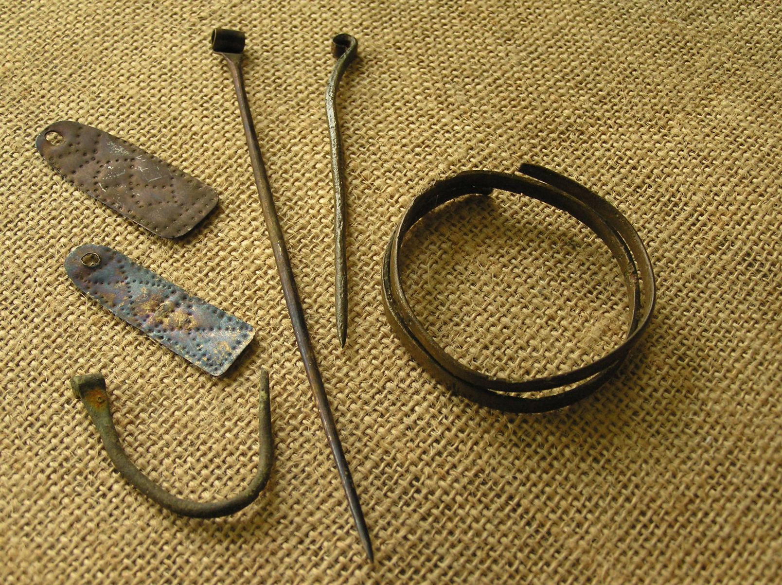 Niekt&oacute;re wyroby z brązu: szpile i bransolety