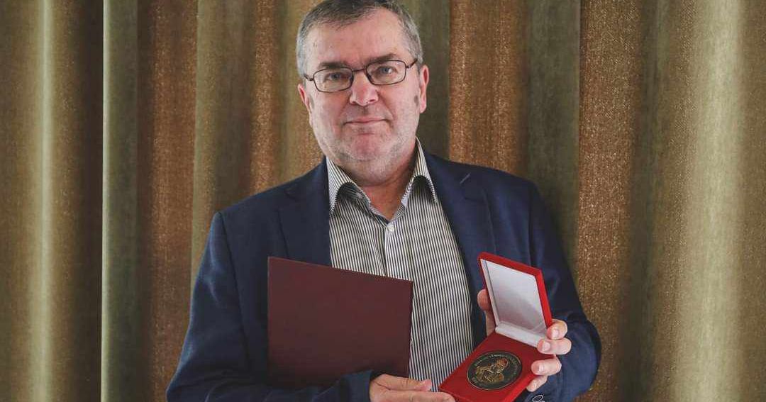 Prof. Mirosław Strzyżewski z Medalem Zygmunta Krasińskiego Prof. Mirosław Strzyżewski z Medalem Zygmunta Krasińskiego