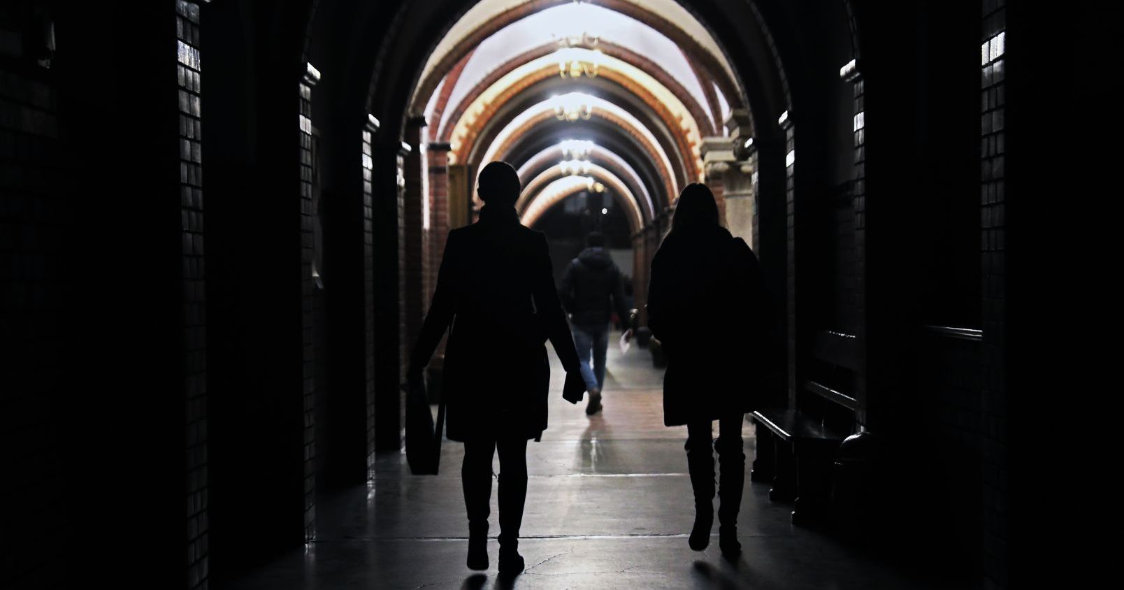 Noc Kultury jest oddolną inicjatywą studentów i studentek drugiego stopnia kulturoznawstwa Mroczny korytarz w budynku Collegium Maius, widać ciemne sylwetki trzech osób idących korytarzem