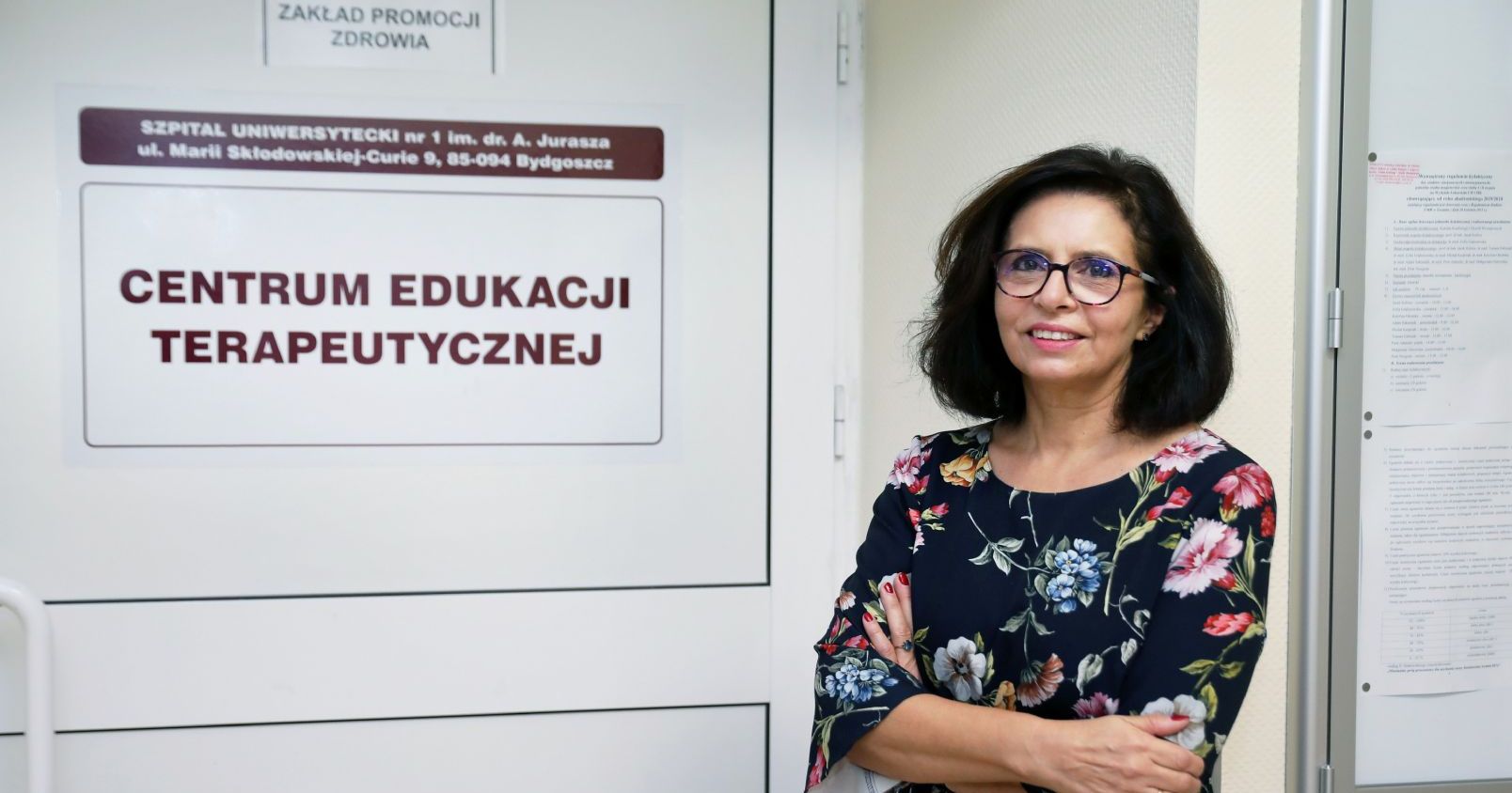 Prof. dr hab. Aldona Kubica Prof. dr hab. Aldona Kubica stoi przy drzwiach z napisem Centrum Edukacji Terapeutycznej