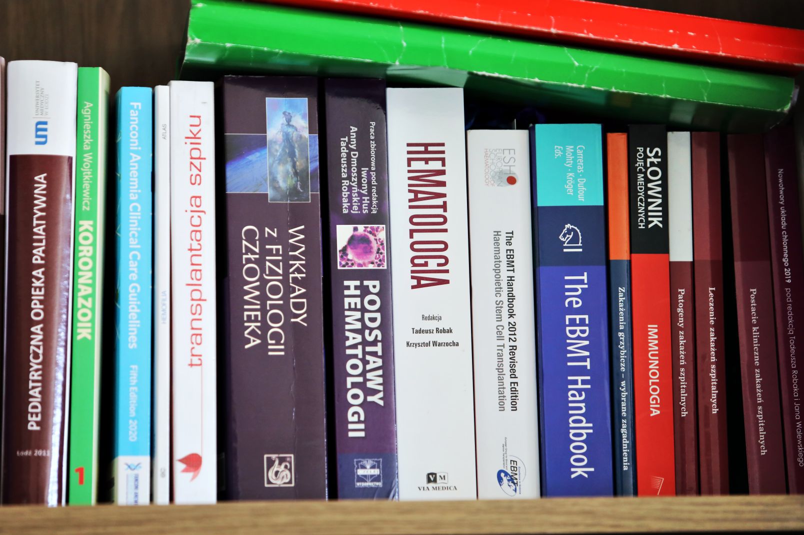 Półka z książkami medycznymi