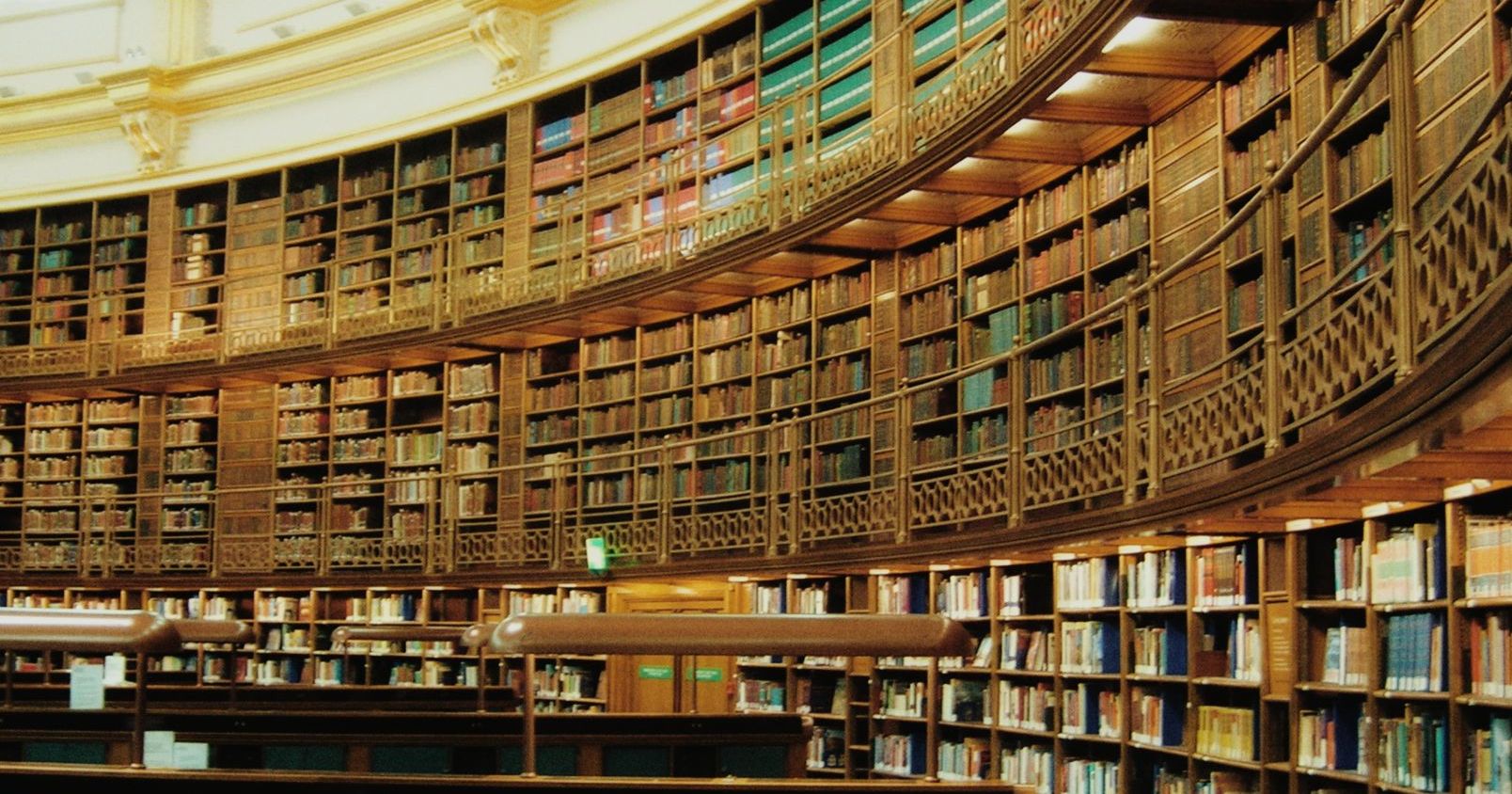  Regały z książkami w Bibliotece Brytyjskiej