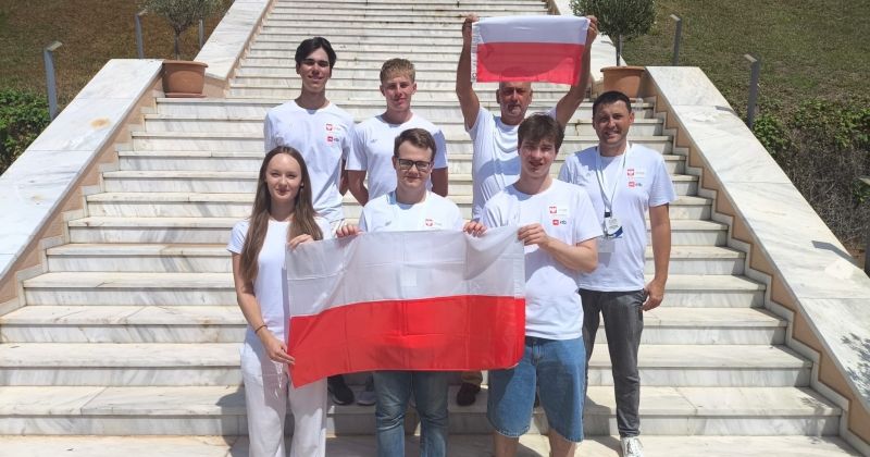 Uczeń ULO Jakub Zalewski wywalczył srebrny medal na Międzynarodowej Olimpiadzie Ekonomicznej Reprezentanci Polski w Międzynarodowej Olimpiadzie Ekonomicznej pozują do zdjęcia z flagami Polski