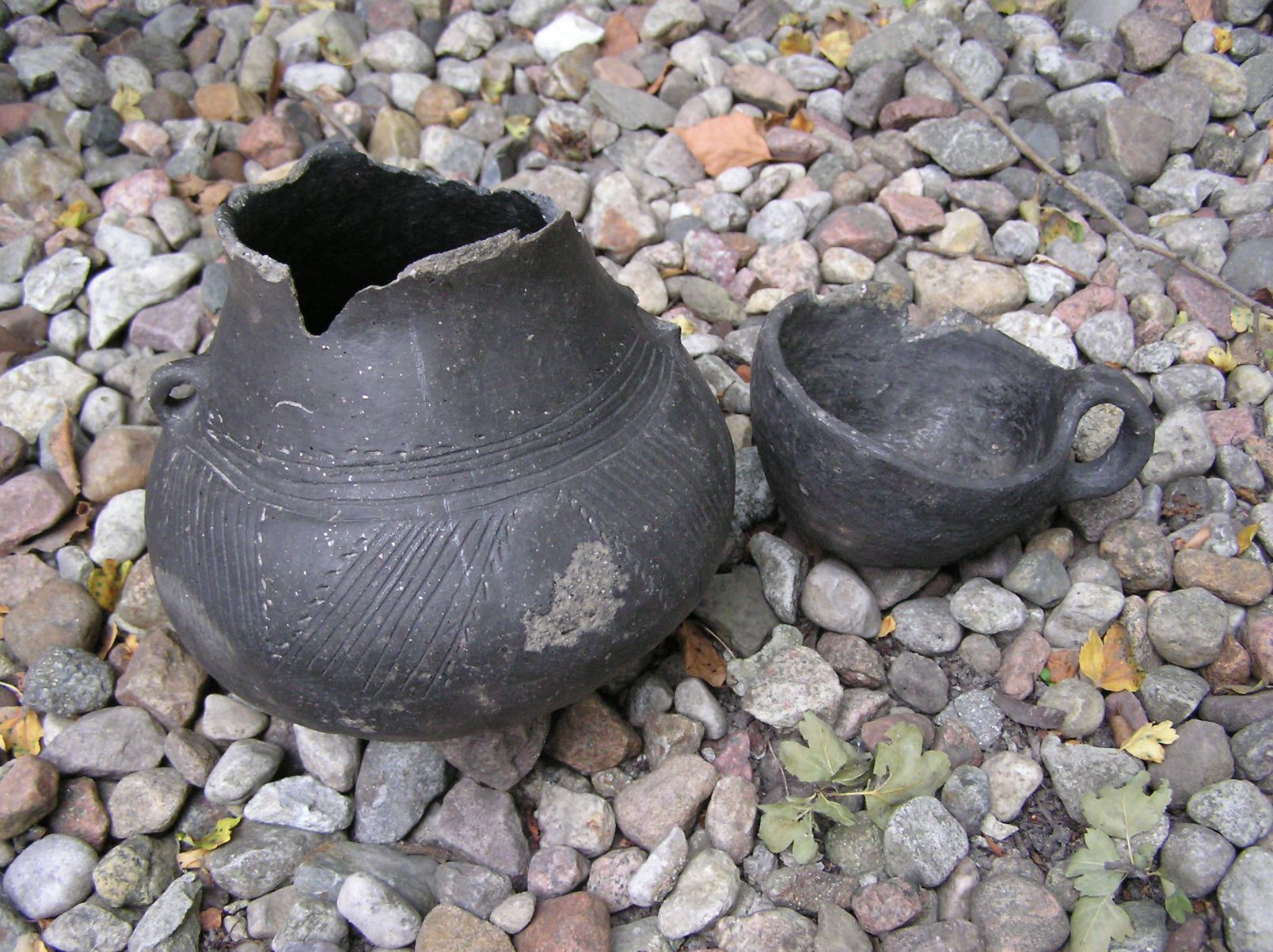 Dwa naczynia ceramiczne odnaklezione w Mirakowie-Grodnie