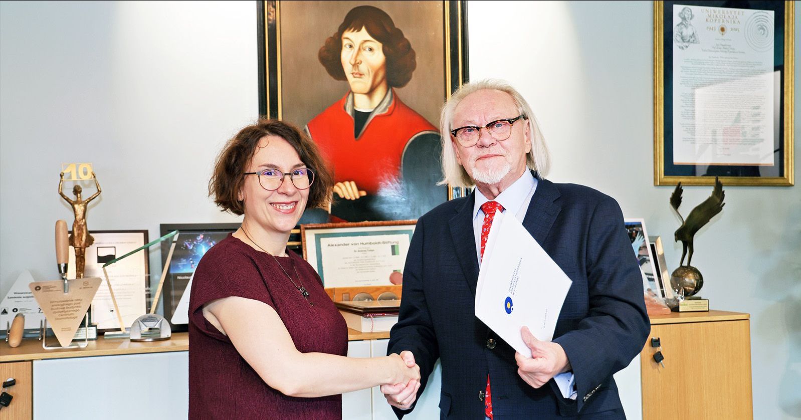 Dr Agata Karska received her appointment from the hands of the Rector of Nicolaus Copernicus University, Professor Andrzej Tretyn, on October 13