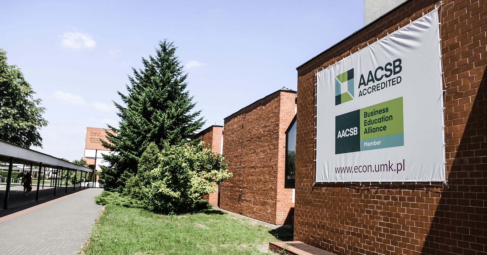 Po raz pierwszy akredytację AACSB Wydział Nauk Ekonomicznych i Zarządzania otrzymał w 2015 roku Po raz pierwszy akredytację AACSB Wydział Nauk Ekonomicznych i Zarządzania otrzymał w 2015 roku