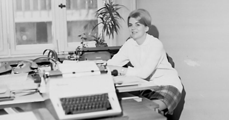 Zdjęcie dr Aleksandry Charaszkiewicz-Rozpłoch siedzącej przy biurku, zdjęcie z lat 80.