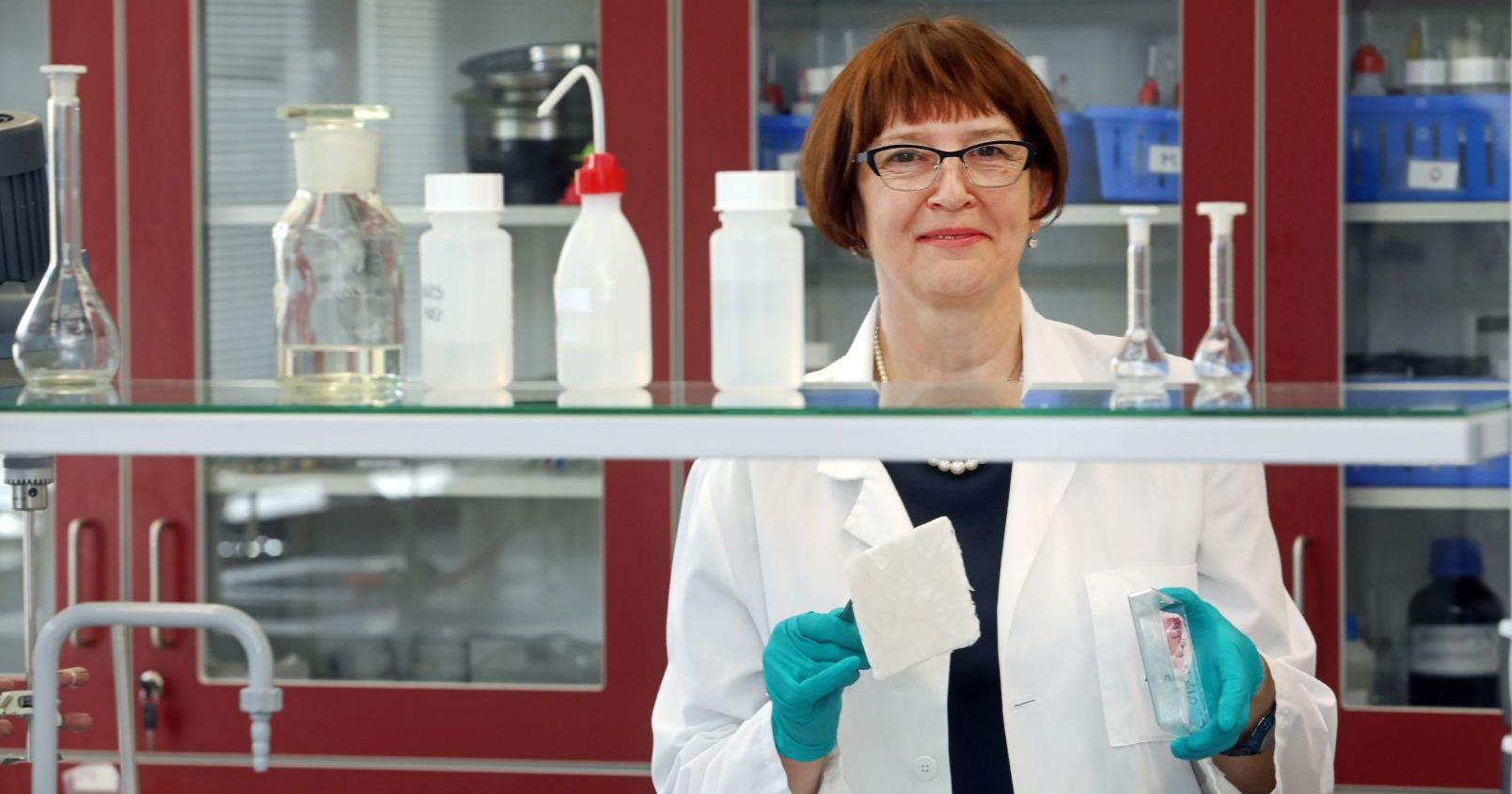 Prof. dr hab. Alina Sionkowska z Wydziału Chemii UMK w Toruniu trzyma w rękach kolagen