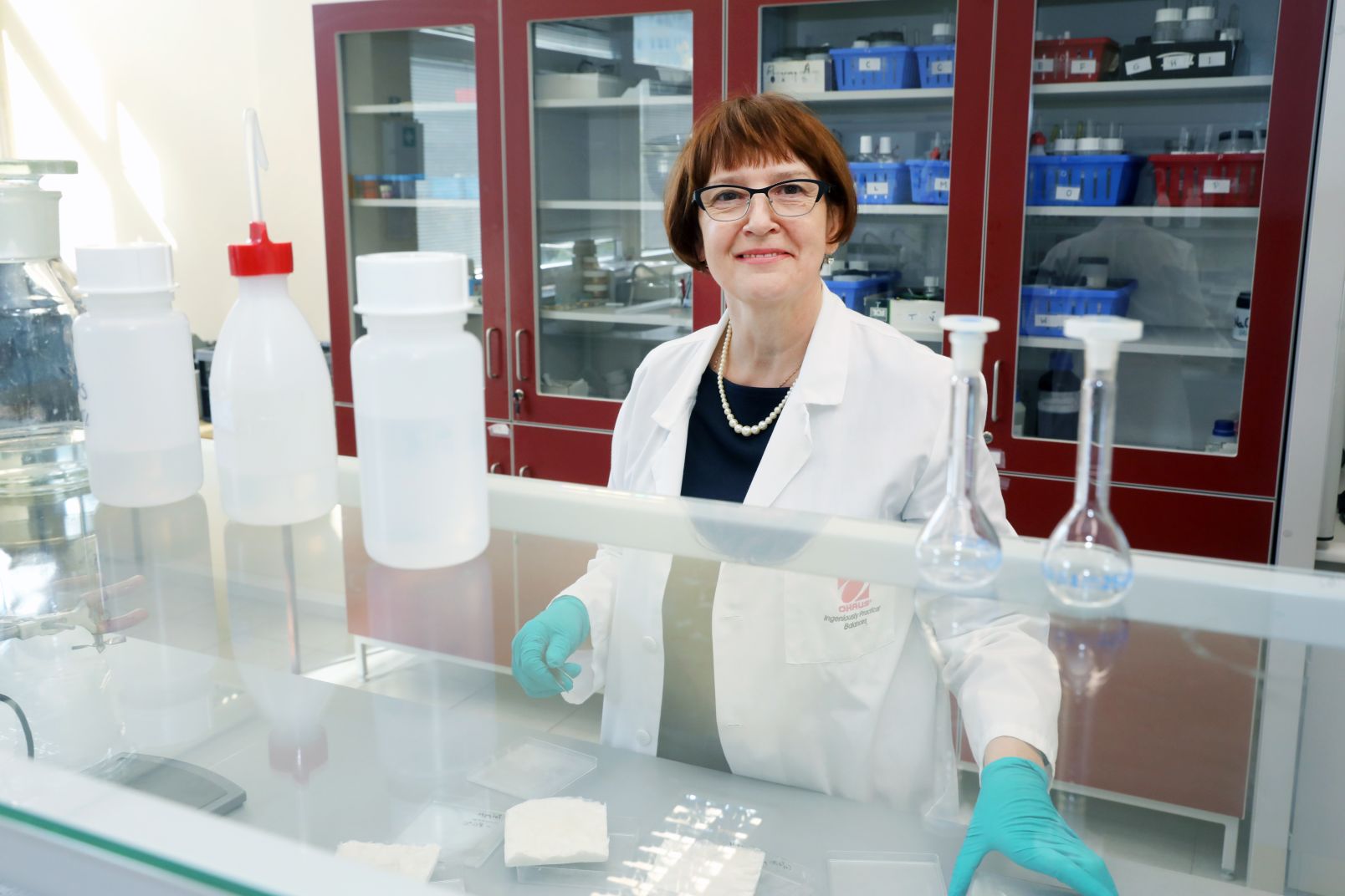 Prof. dr hab. Alina Sionkowska stoi w laboratorium
