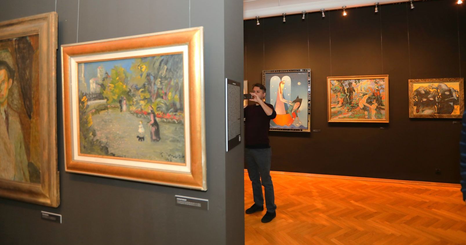 Wystawa na 20-lecie Muzeum Uniwersyteckiego prezentuje ponad 100 prac kilkudziesięciu artystów z kolekcji własnej, liczącej dziś ponad 25 tys. obiektów. 