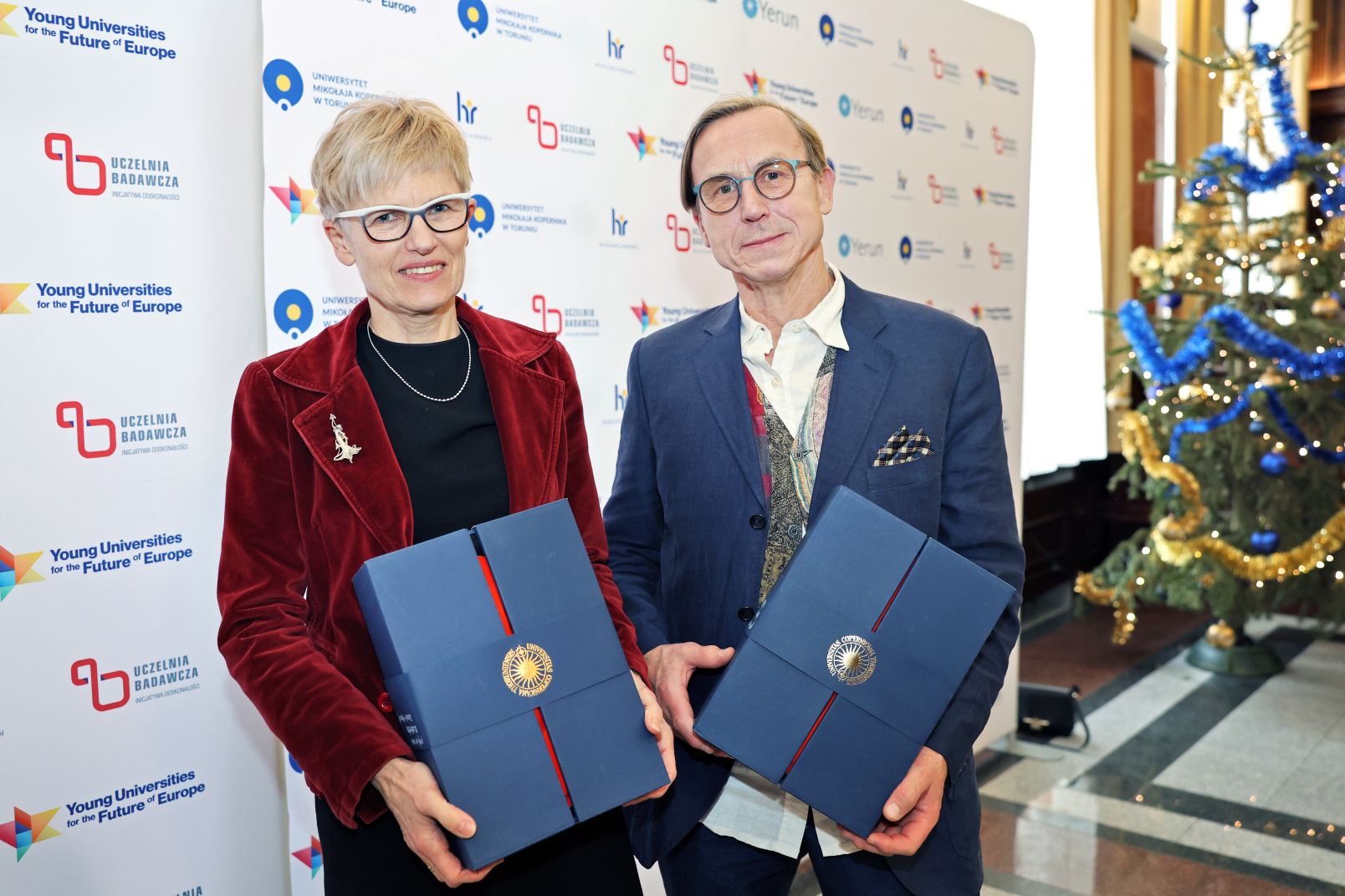 Dwoje profesor&oacute;w pozuje do zdjęcia z togami