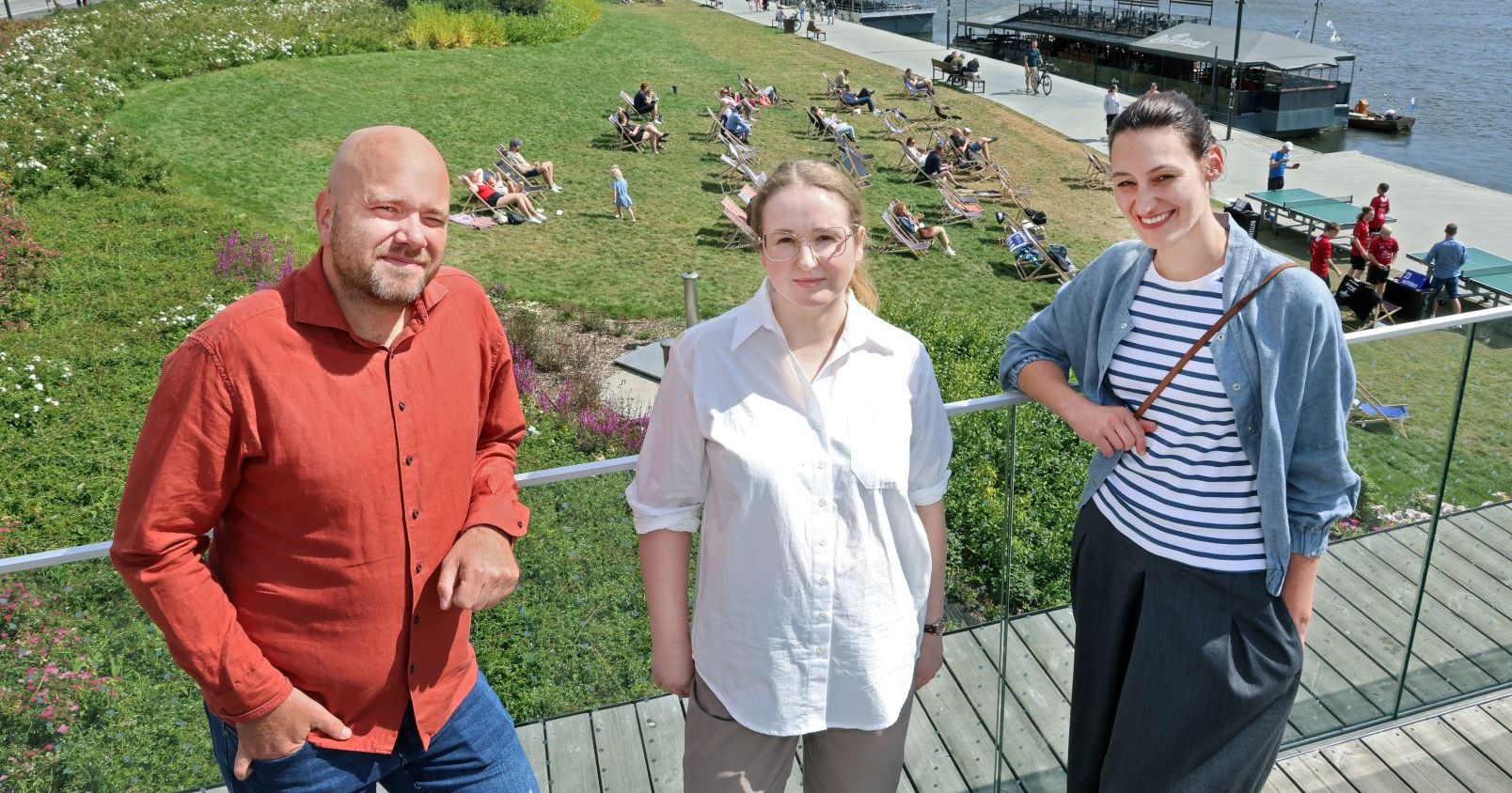 Za realizację badania satysfakcji mieszkańców Torunia odpowiada zespół z UMK: dr hab. Wojciech Goszczyński, prof. UMK, mgr Joanna Stankowska i mgr Joanna Suchomska Na balkonie bulwaru Filadelfijskiego w Toruniu stoją od lewej: dr hab. Wojciech Goszczyński, prof. UMK, mgr Joanna Stankowska i mgr Joanna Suchomska