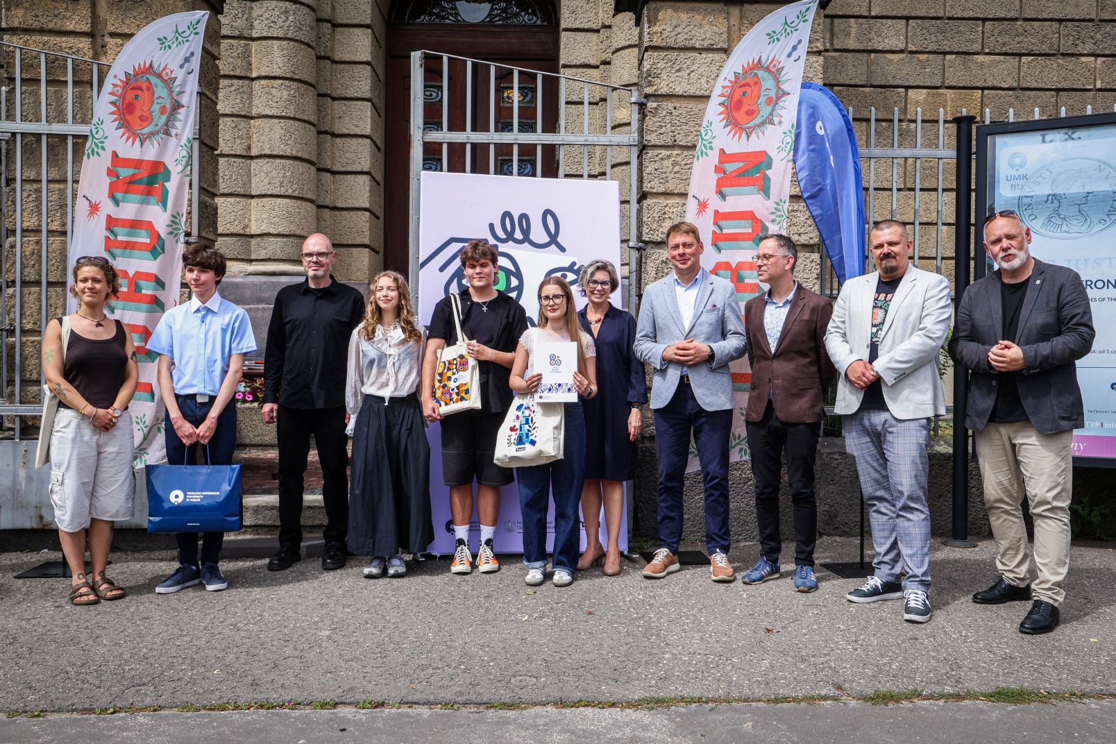 Grupowe zdjęcie władz UMK i miasta z laureatami nagr&oacute;d