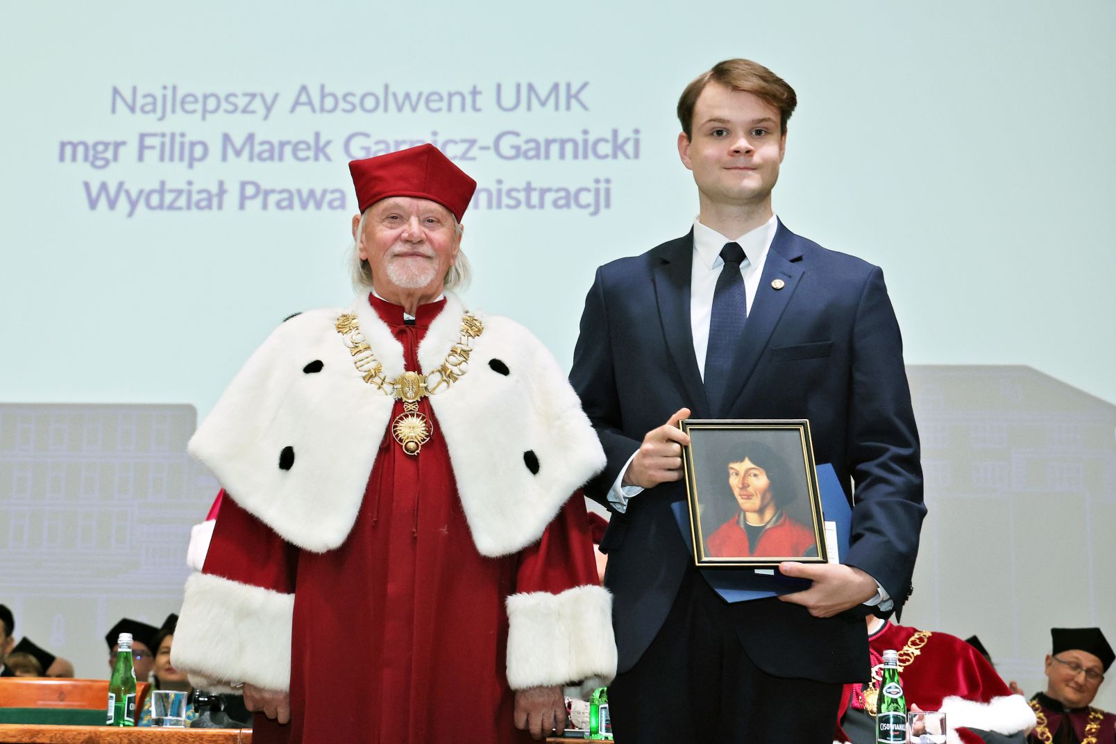 Najlepszy absolwent UMK z rektorem podczas inauguracji roku akademickiego 2026/2027