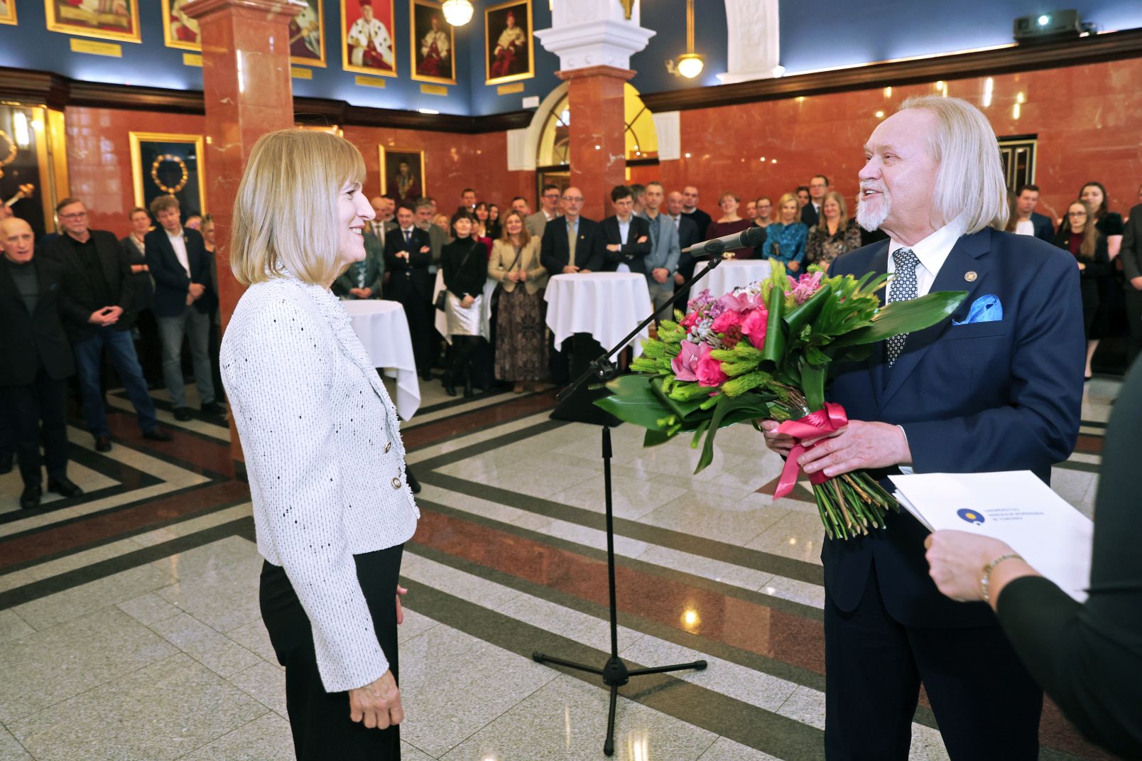 Była przewodnicząca Rady Uniwersytetu Justyna Morzy odbiera od prof. Andrzeja Tretyna podziękowania i kwiaty