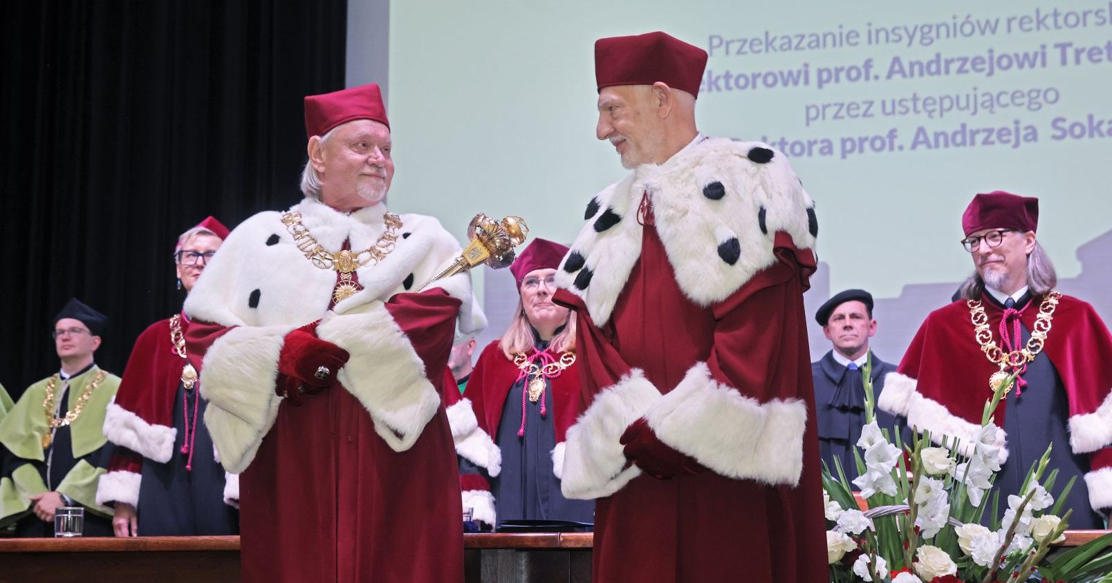 In connection with the commencement of the term of office of the University authorities, the events in the Aula opened with the handing over of the rector's insignia from the outgoing Rector Prof. Andrzej Sokala to the new Rector Prof. Andrzej Tretyn. 