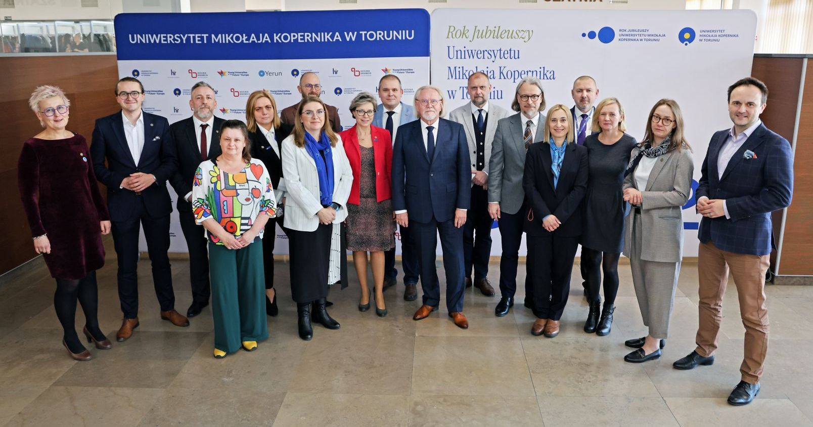 W spotkaniu uczestniczyli rektor prof. Andrzej Tretyn oraz grono jego najbliższych współpracowników: prorektorki, prorektorzy i wyłonieni w konkursach dyrektorzy jednostek ogólnouniwersyteckich 