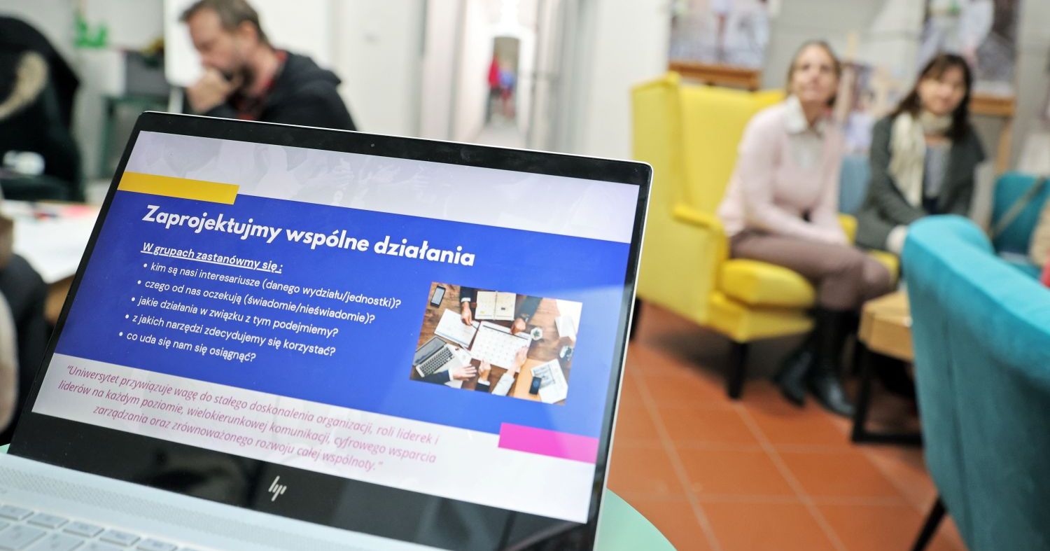 W ramach programu Bridging generations planowanych jest wiele aktywizujących atrakcji sprzyjających wymianie międzypokoleniowej i kulturowej Na pierwszym planie ekran laptopa, na nim napis "Zaprojektujmy wspólne działania". W tle kilka osób - ich obraz jest rozmyty