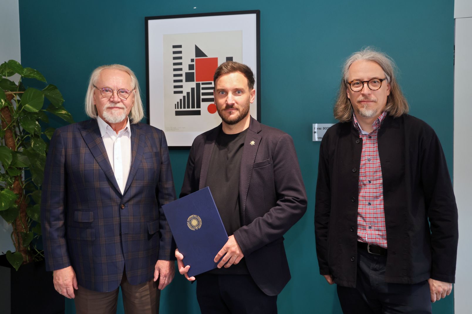 Od lewej: rektor UMK prof. dr hab. Andrzej Tretyn, dr hab. Paweł Kordowitzki, prof. UMK i prorektor ds. nauki dr hab. Adam Kola, prof. UMK