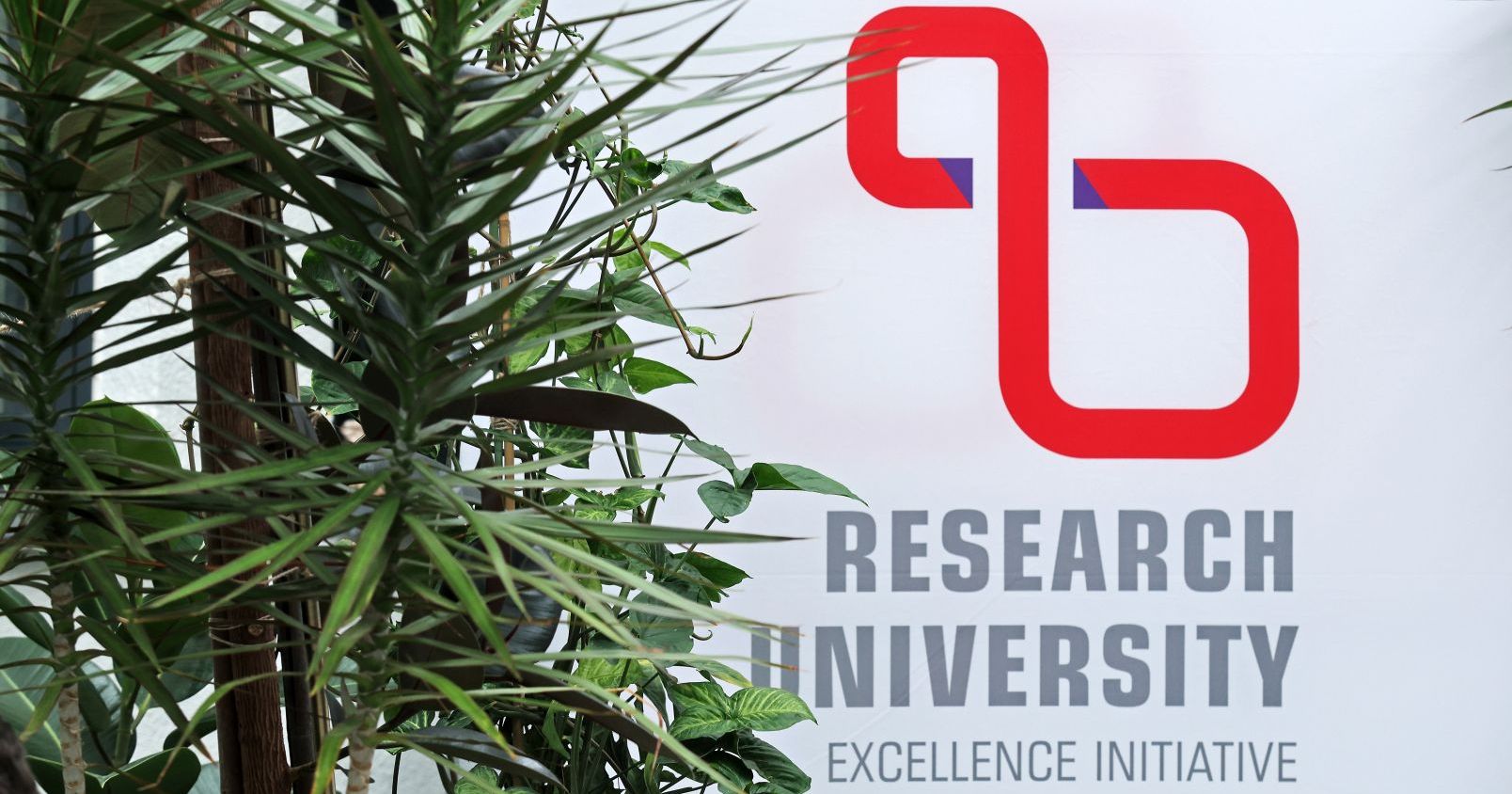 Stypendia na podniesienie jakości rozprawy doktorskiej to jedna z inicjatyw finansowanych z programu IDUB Logo IDUB Inicjatywa doskonałości - uczelnia badawcza