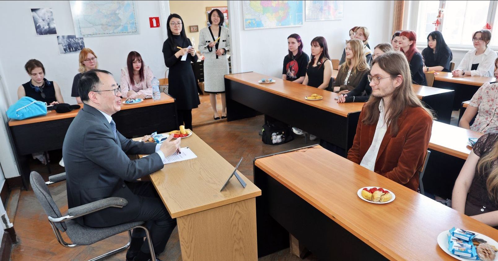 Chinese Ambassador Visits the University
