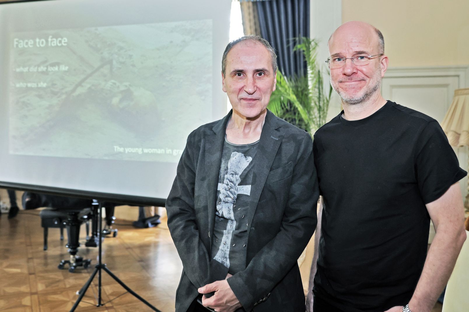 Na zdjęciu stoją od lewej: kierownik badań archeologicznych w Pniu dr hab. Dariusz Poliński, prof. UMK  i Oskar Nilsson