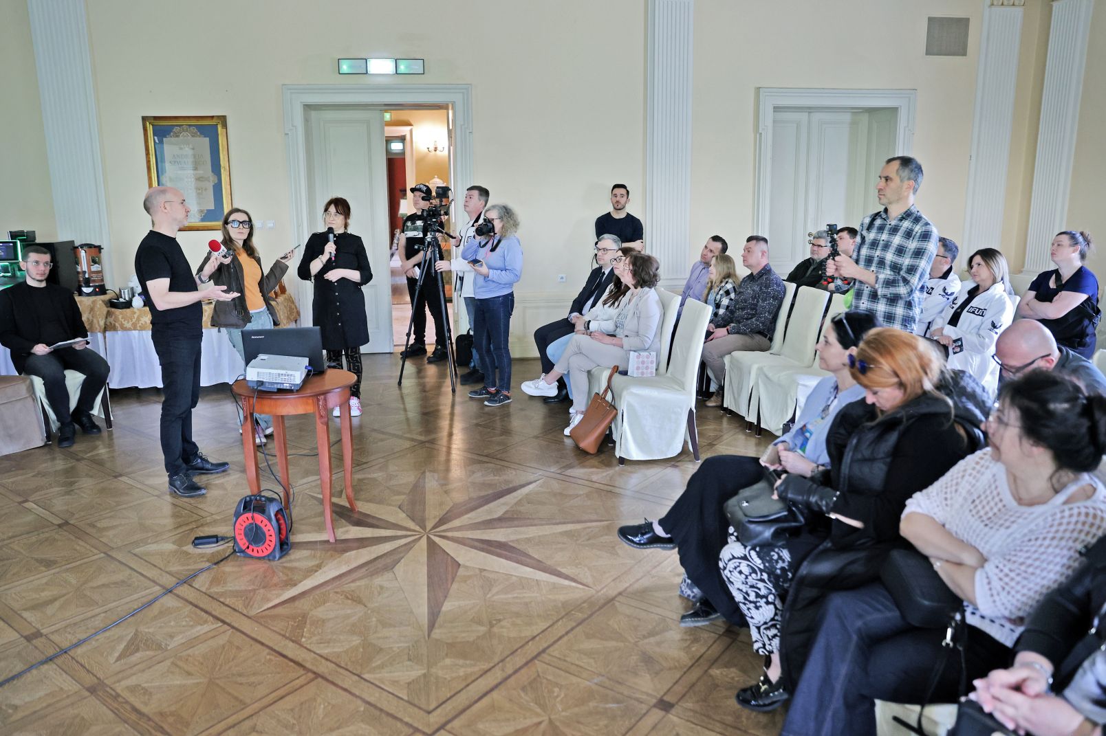 Konferencja prasowa z Oscarem Nilssonem w pałacu w Ostromecku, widok ogólny sali z publicznością