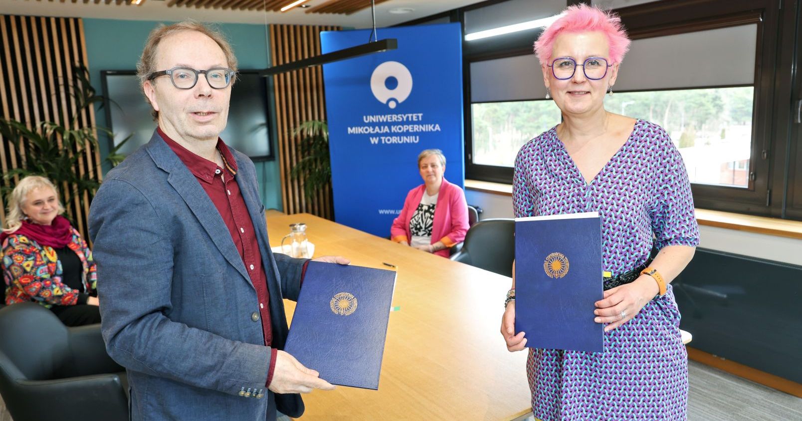 Instytucjonalna wymiana tradycji