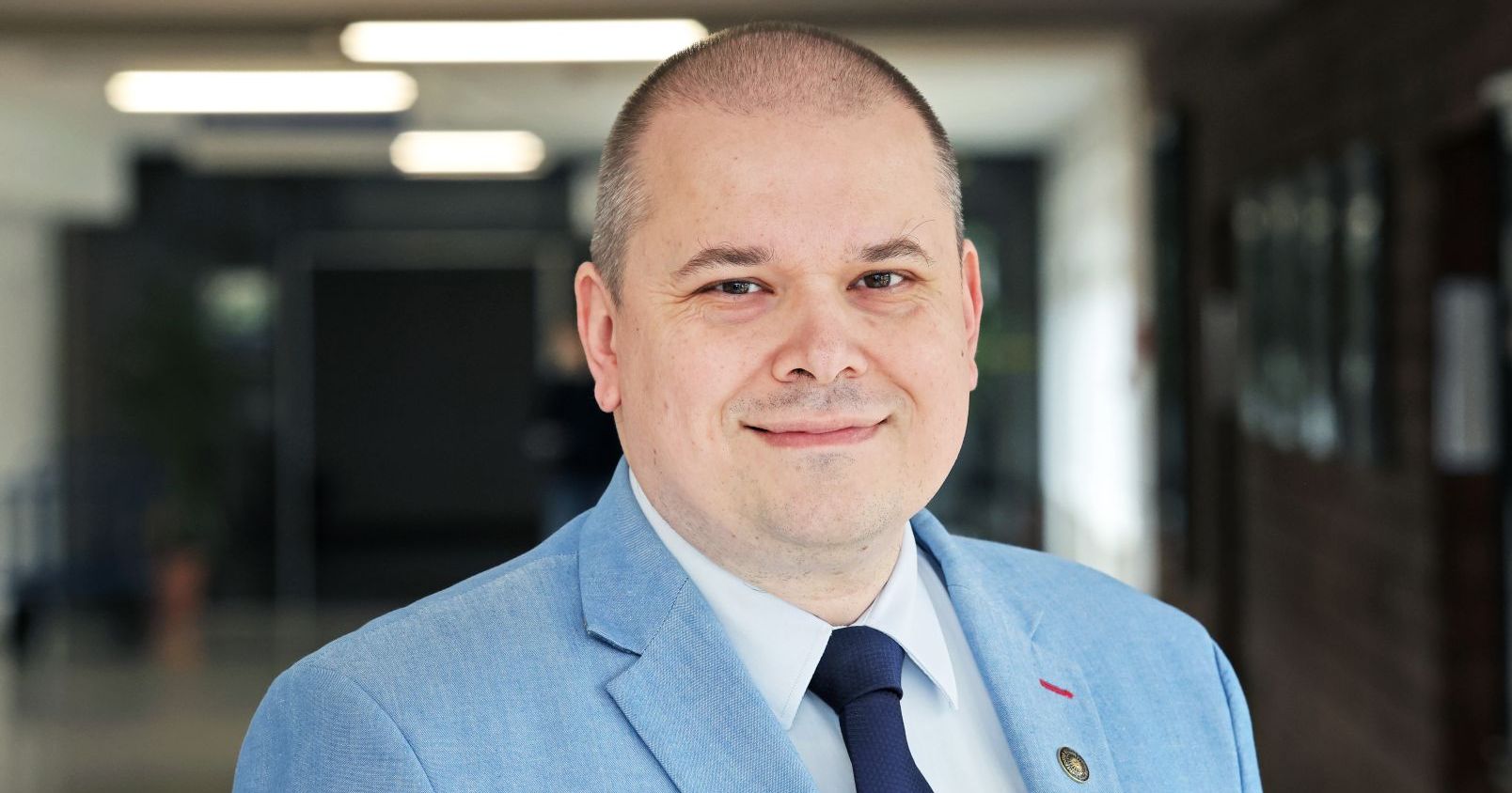 Prorektor ds. kadrowych i polityki finansowej dr hab. Radosław Sojak, prof. UMK. Portret prorektora ds. kadrowych i polityki finansowej dr hab. Radosława Sojaka, prof. UMK.