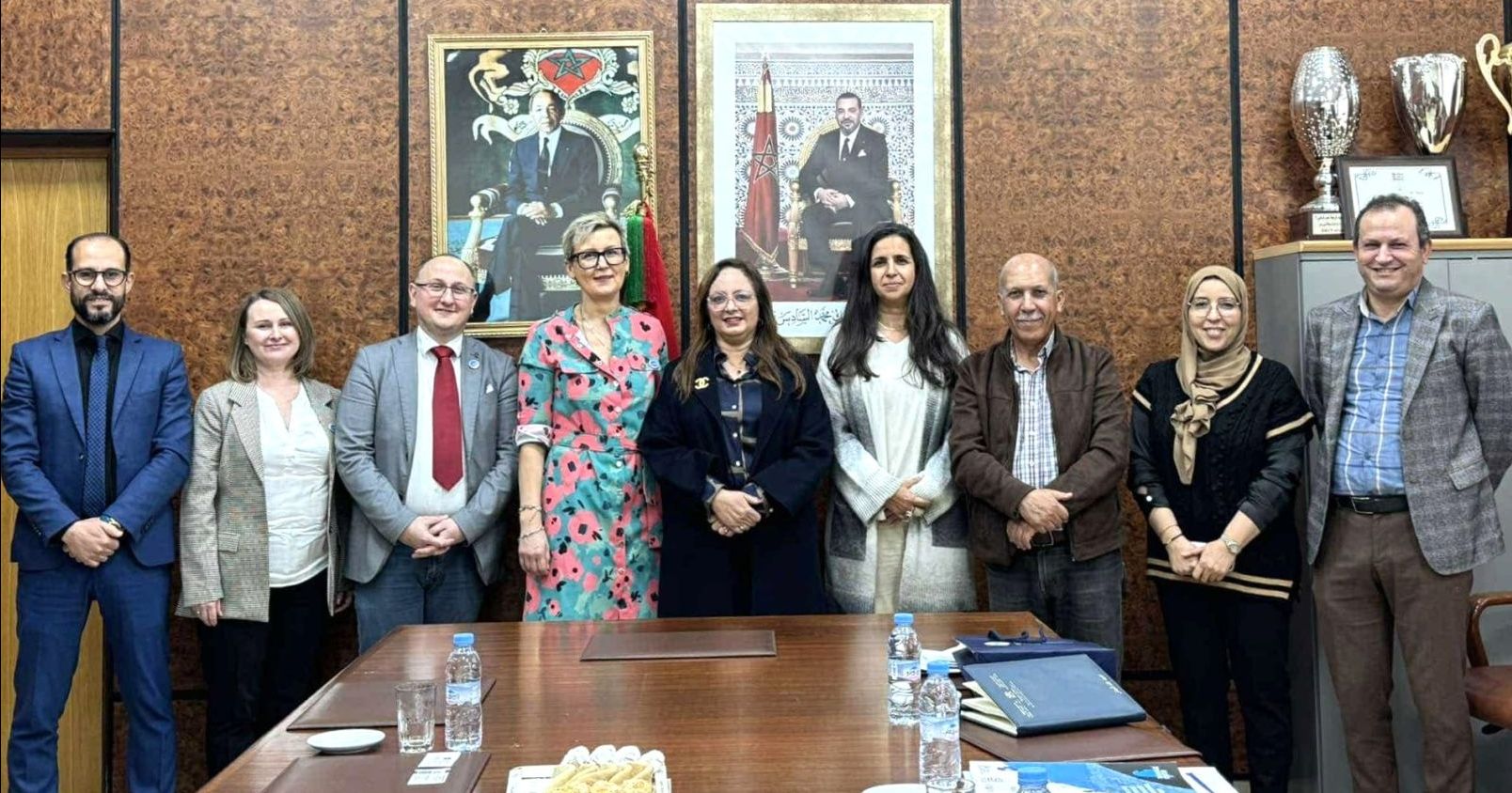 Podczas wizyty w Maroku UMK reprezentowali: prof. Magdalena Barwiołek, prof. Maciej Serowaniec i mgr Katarzyna Pawlonka Przedstawiciele Uniwersytetu Mikołaja Kopernika w Toruniu i Hassan II University of Casablanca w Maroku pozują do wspólnego zdjęcia.