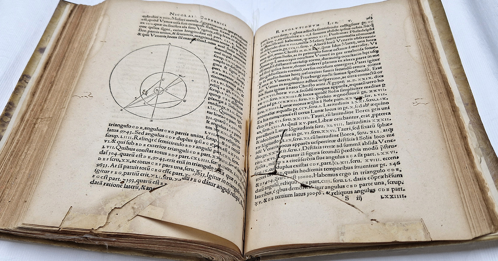 Zniszczona strona dzieła Kopernika