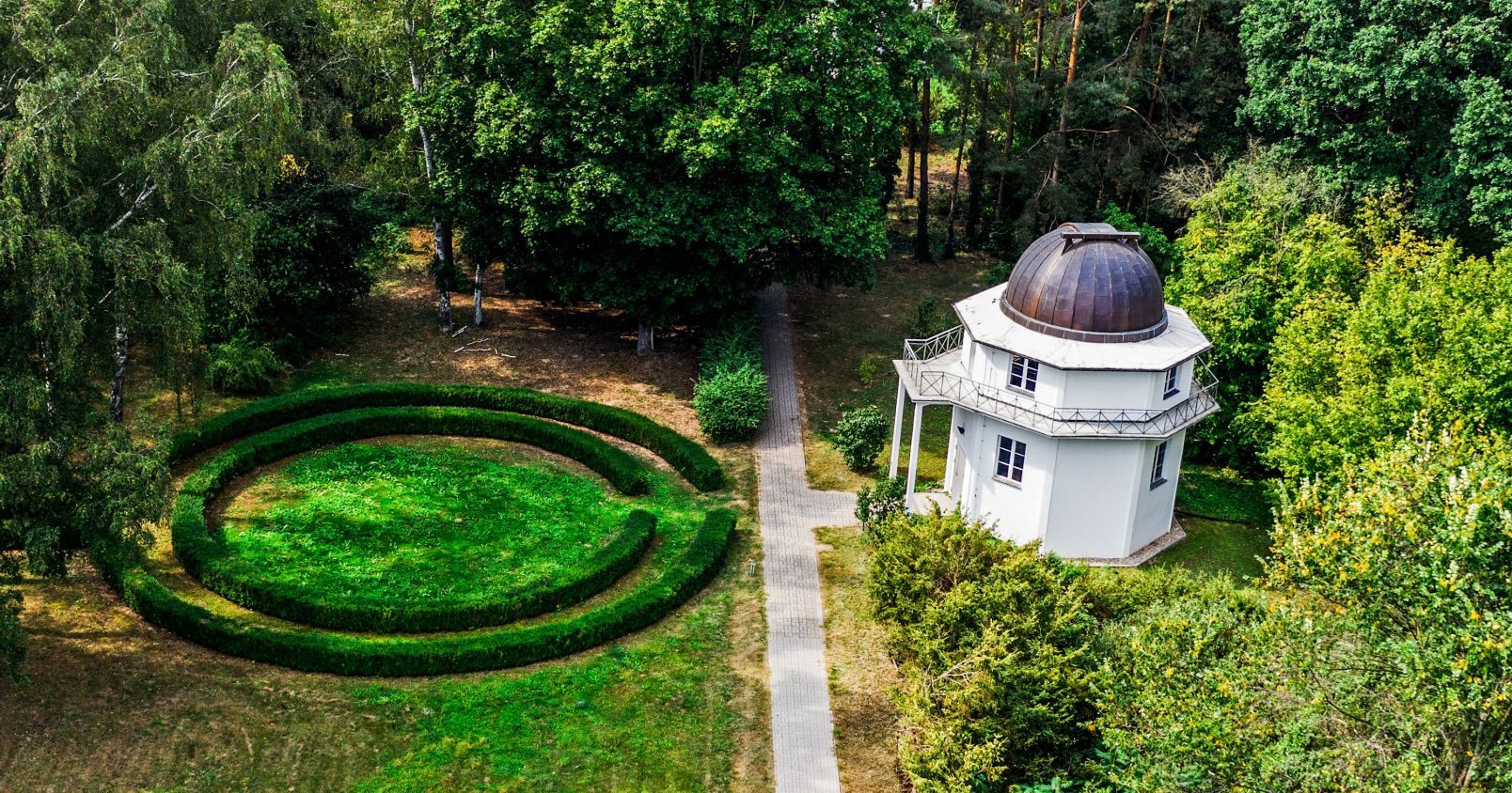 Ośrodek w Piwnicach wyraźnie nawiązuje do sięgającej końca XVIII w. tradycji zakładania obserwatoriów w otoczeniu ogrodów botanicznych