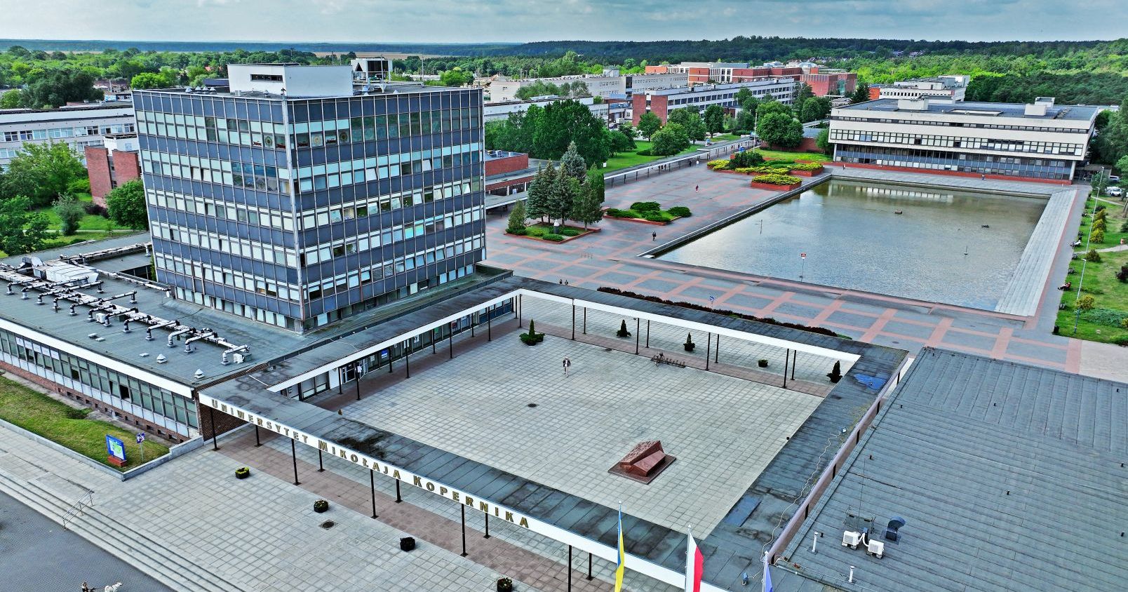 Widok z lotu ptaka na rektorat i pobliską część kampusu uniwersyteckiego