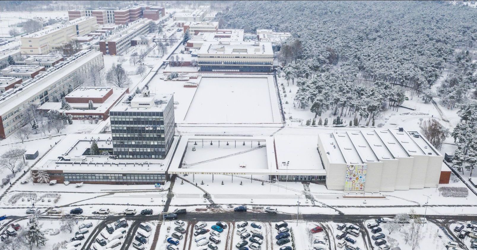 Miasteczko akademickie UMK pokryte śniegiem, zdjęcie wykonane z drona