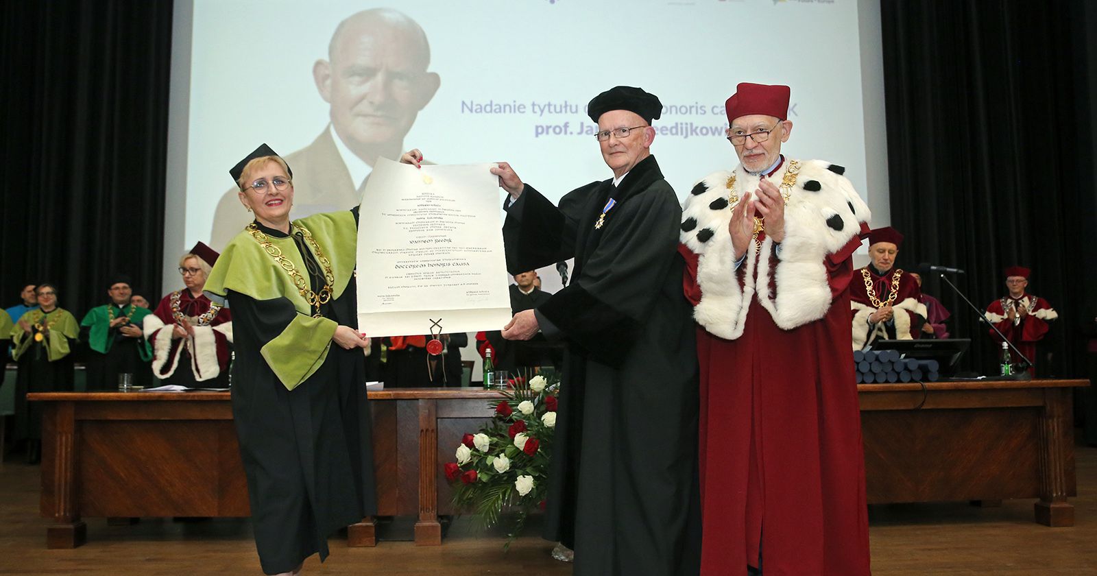 The Nicolaus Copernicus University Senate decided to grant Prof. Reedijk the honorary title (by Resolution No. 64 of December 20th 2022) based on the scientist's outstanding research achievements 