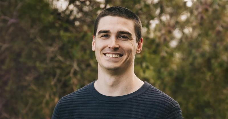 Wśród laureatów SONATINY 9 znalazł się dr Matt Hepburn, który stopień doktora uzyskał w University of Western Australia, a od 2024 r. jest zatrudniony na Wydziale Fizyki, Astronomii i Informatyki Stosowanej UMK. Uśmiechnięty młody mężczyzna na tle zieleni