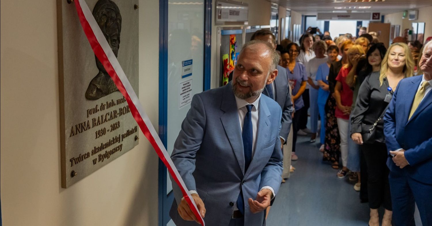 Tablicę upamiętniającą prof. Balcar-Boroń odsłonił prorektor ds. Collegium Medicum prof. dr hab. Dariusz Grzanka Prorektor ds. Collegium Medicum prof. dr hab. Dariusz Grzanka zdejmuję szarfę z tablicy upamiętniającej prof. Balcar-Boroń