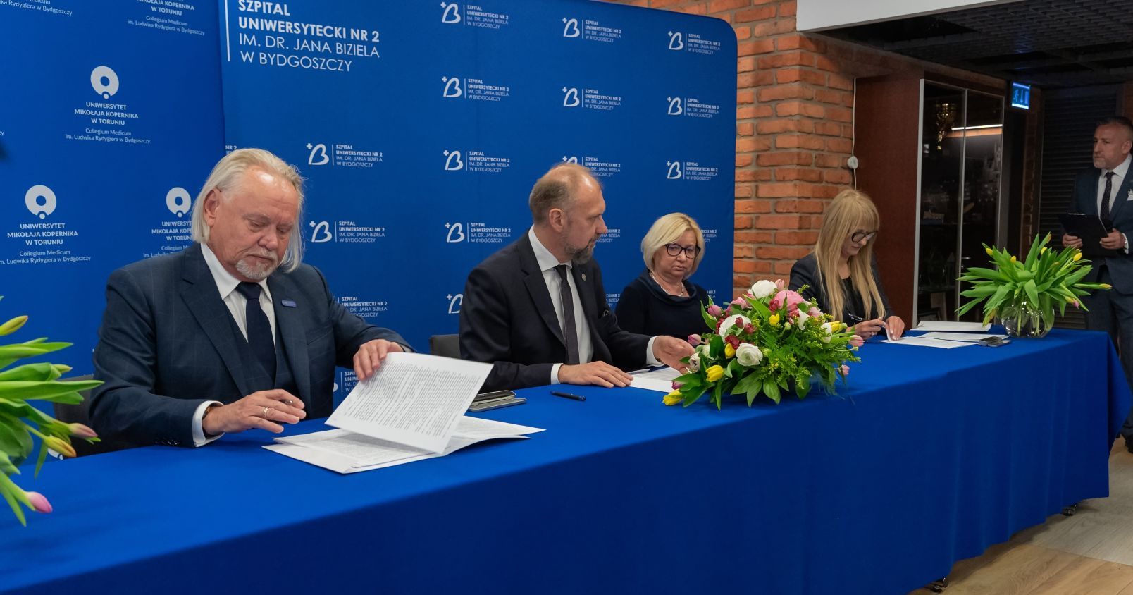 Umowę podpisali rektor UMK prof. dr hab. Andrzej Tretyn, prorektor ds. Collegium Medicum prof. dr hab. Dariusz Grzanka i Joanna Sypko, prezeska 3R Modular w asyście prof. dr hab. Kornelii Kędziory-Kornatowskiej, byłej prorektor ds. Collegium Medicum Od lewej: prof. dr hab. Andrzej Tretyn, prof. dr hab. Dariusz Grzanka, prof. dr hab. Kornelia Kędziora-Kornatowska i Joanna Sypko